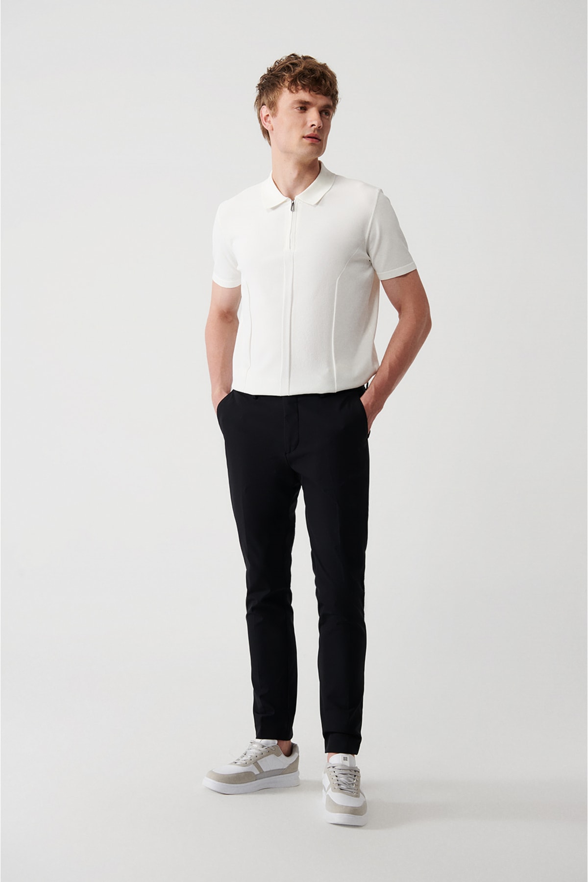 Avva Men's Black Bi-stretch Side Pocket Slim Fit Slim Fit Chino Trousers