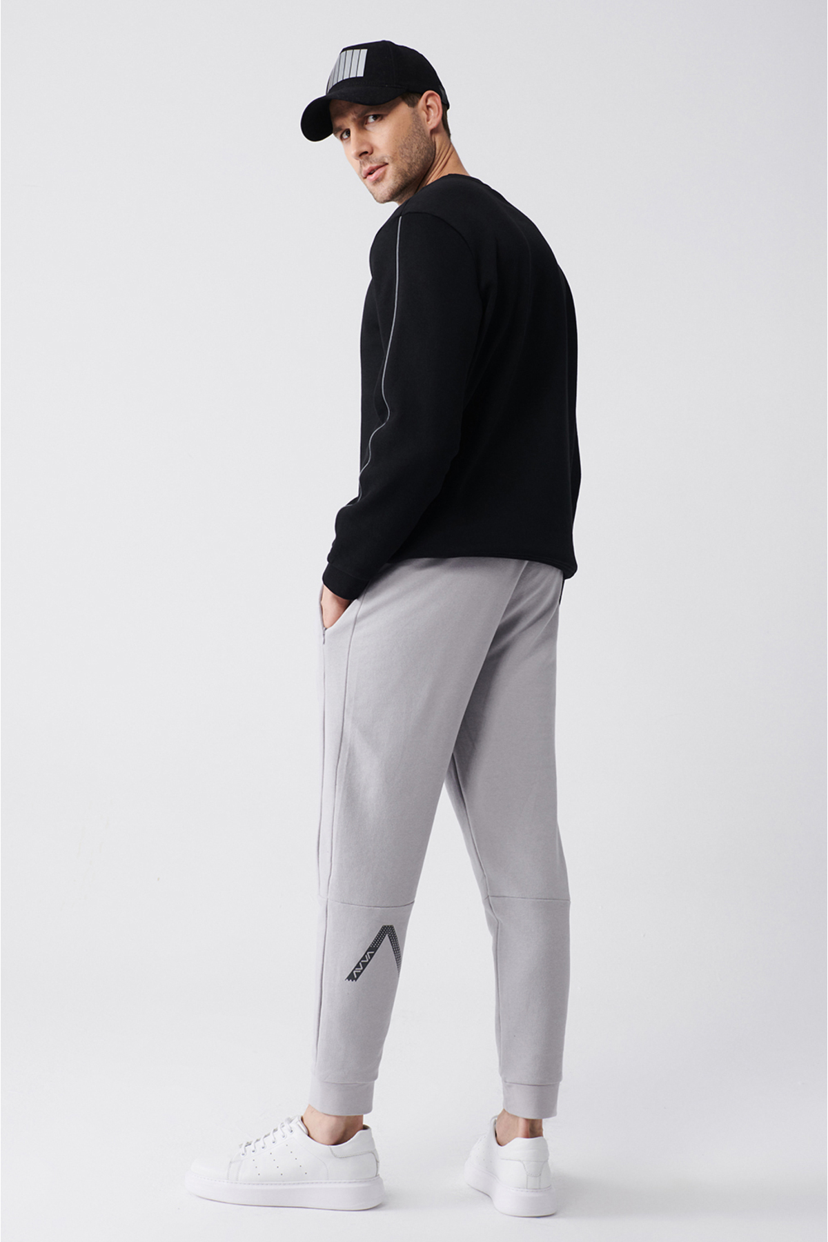 Avva Men's Gray Breathable Regular Fit Printed Jogger Sweatpants A