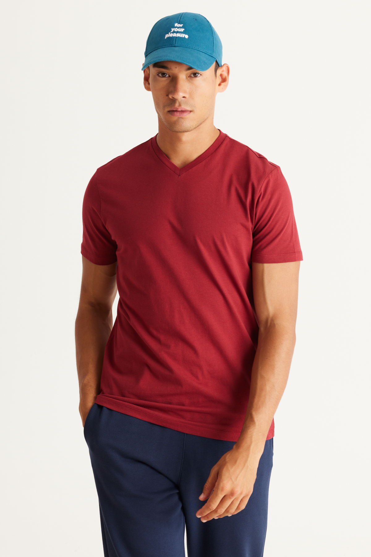 AC&Co / Altınyıldız Classics Pánske bordové červené slim fit tričko úzkeho strihu 100% bavlna V-výstrih Tričko s krátkym rukávom