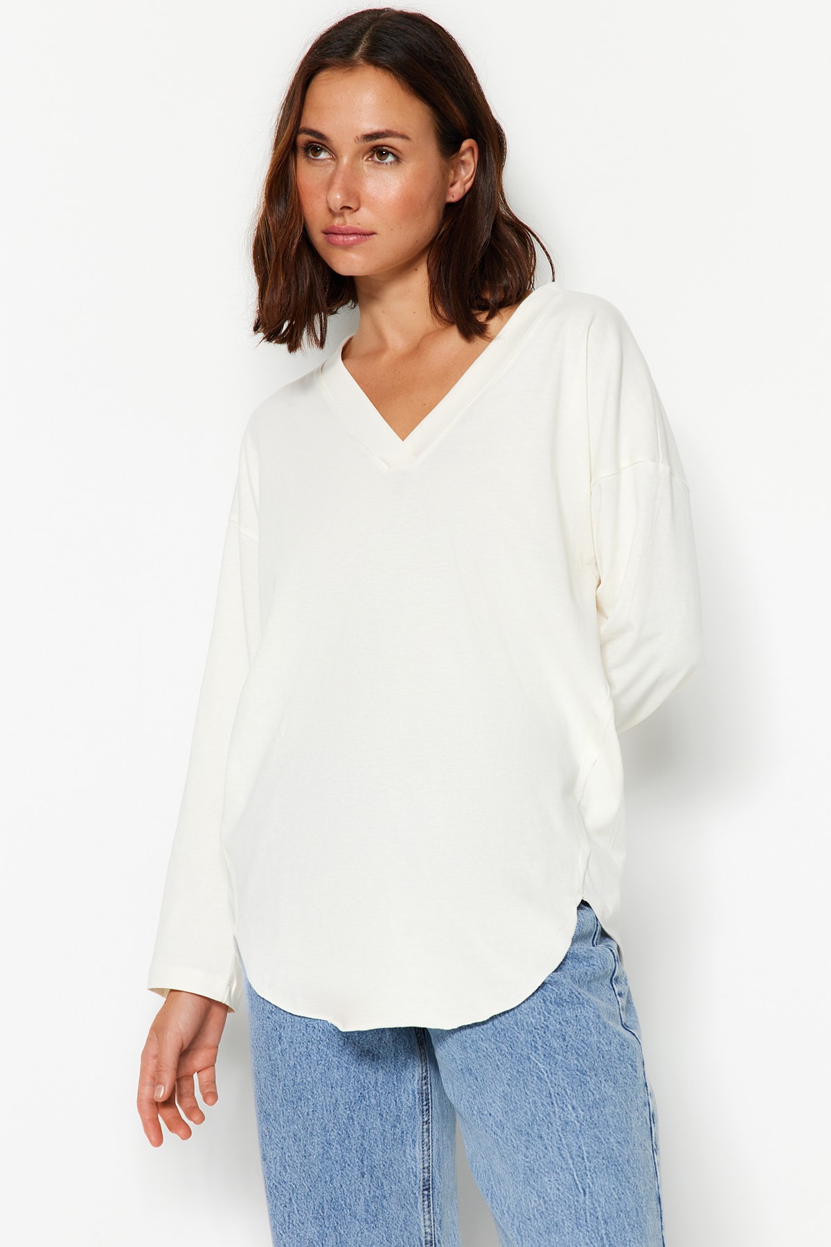 Levně Trendyol Ecru Premium V-Neck Cotton Regular/Normal Fit Knitted Knitted T-Shirt