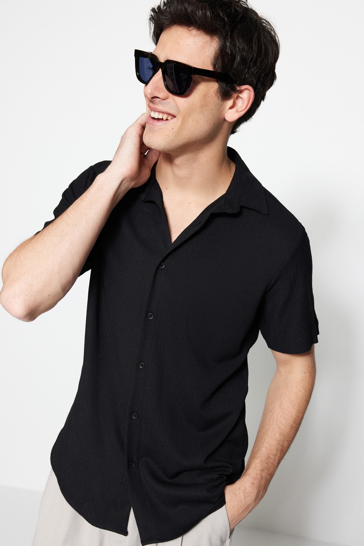 Levně Trendyol Black Regular Fit Textured Summer Shirt