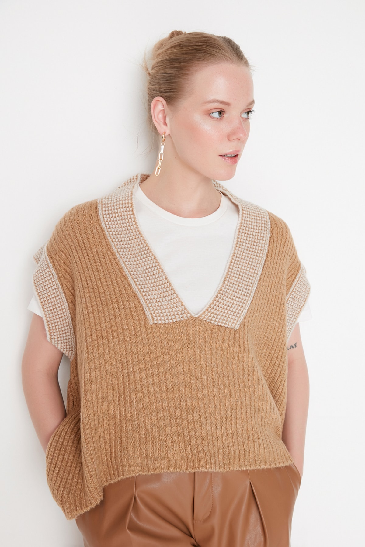 Levně Trendyol Camel Oversize Collar Detailed Knitwear Sweater