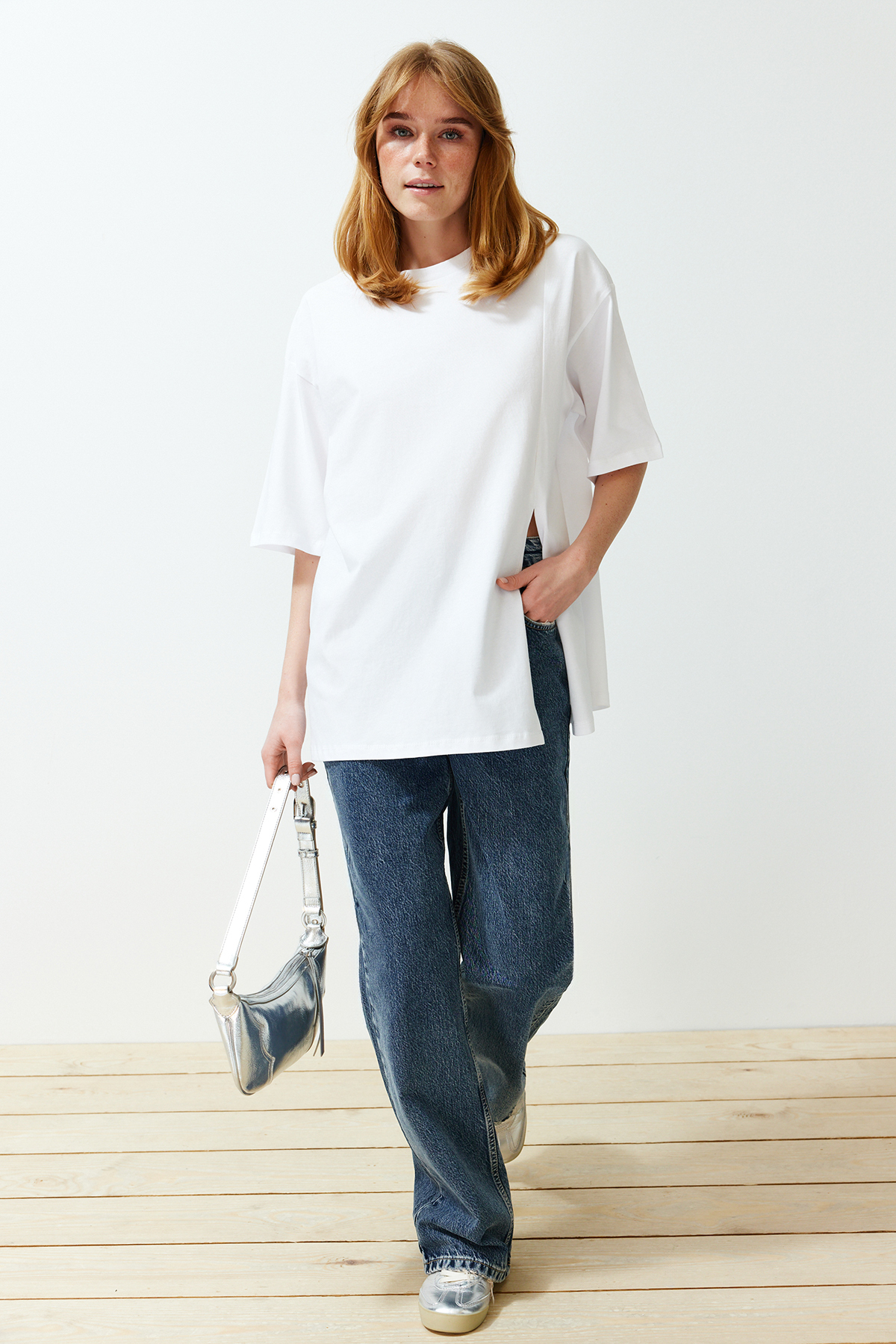 Levně Trendyol White 100% Single Jersey Relaxed/Comfortable Fit Asymmetric Knitted T-Shirt