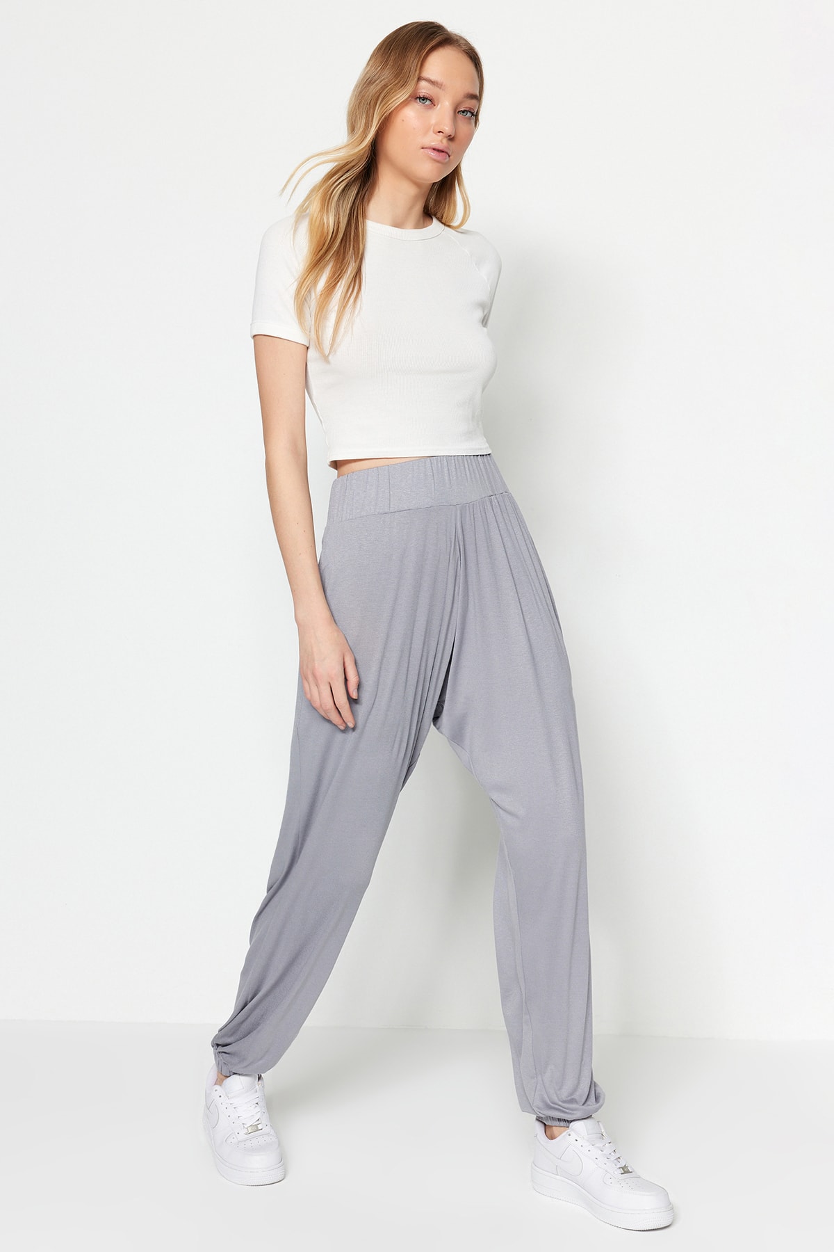 Trendyol Pants - Grau - Joggers