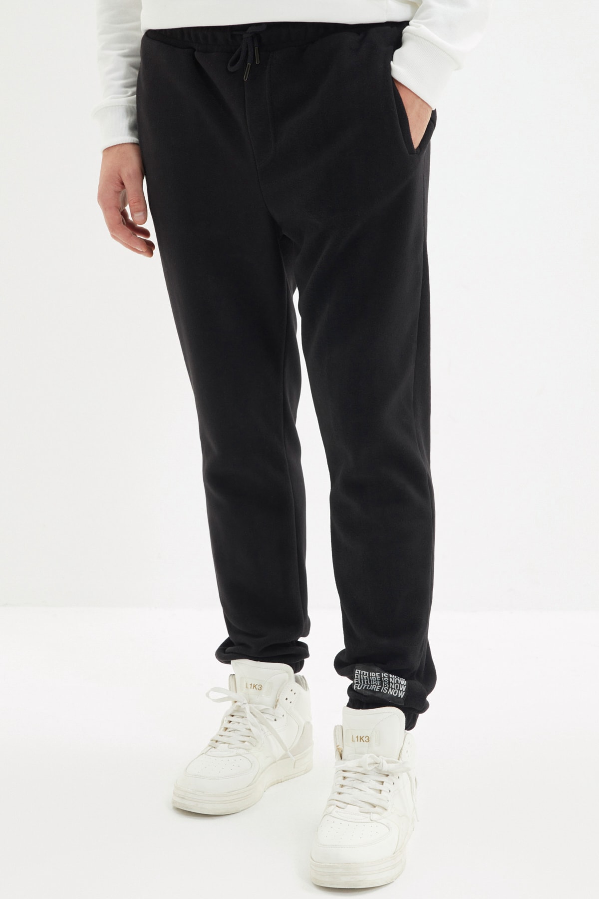 Trendyol Black Men's Regular/Regular Fit Rubber Legs Label Appliqués Fleece Warm Trousers.