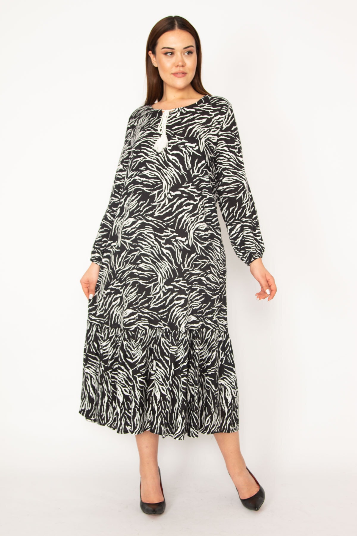 Levně Şans Women's Plus Size Black Woven Viscose Fabric Long Sleeve Layered Dress