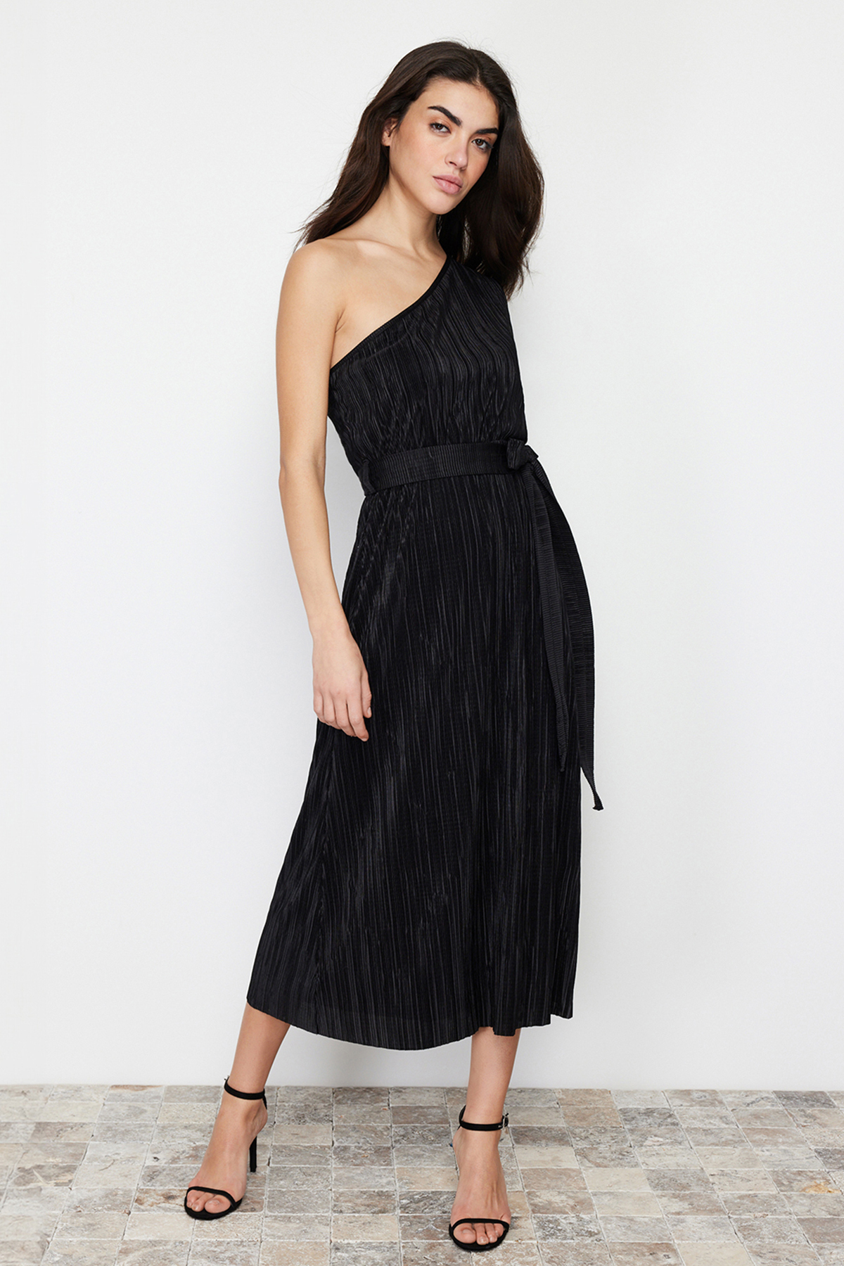 Trendyol Black Belted Pleat Fitted/Fitted Single Sleeve Asymmetric Collar Knitted Midi Dress