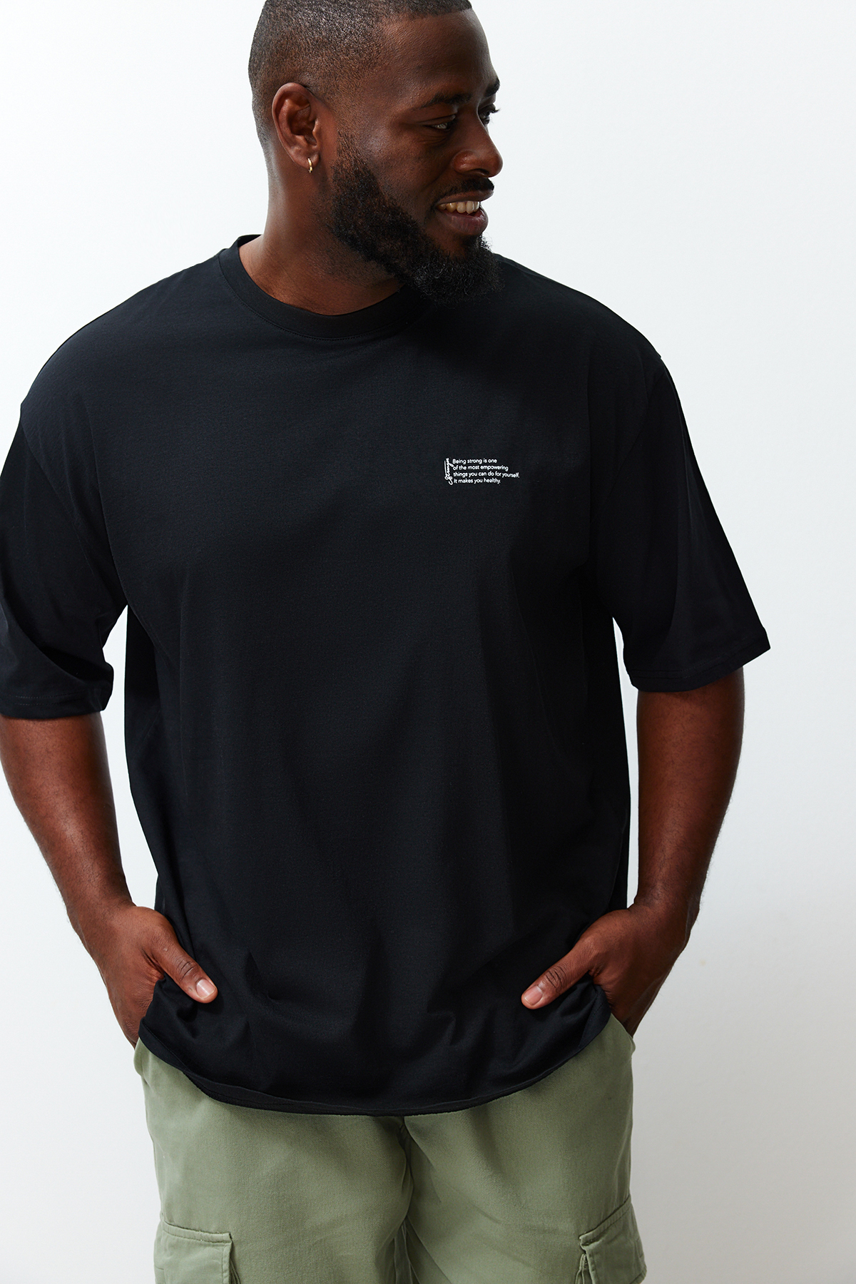 Levně Trendyol Plus Size Black Oversize/Wide-Fit 100% Cotton Comfortable Minimal Print T-Shirt