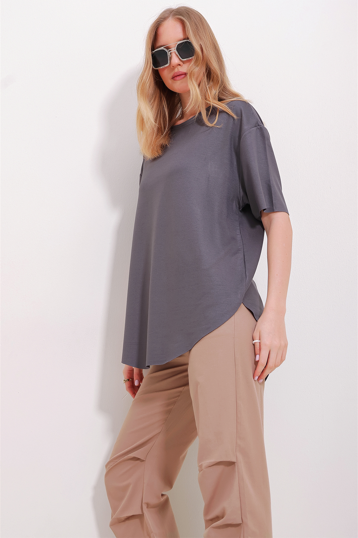 Levně Trend Alaçatı Stili Women's Anthracite Crew Neck Oval Cut Modal T-Shirt