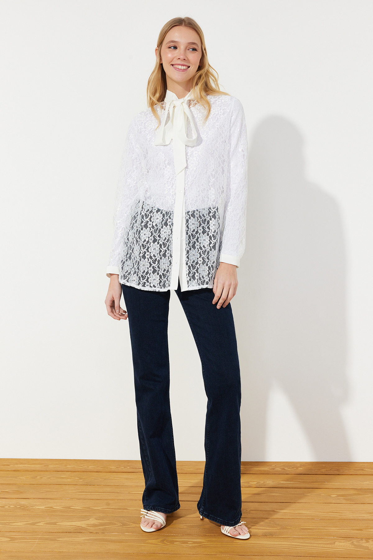 Levně Trendyol White Embroidery Lace Stylish Woven Shirt