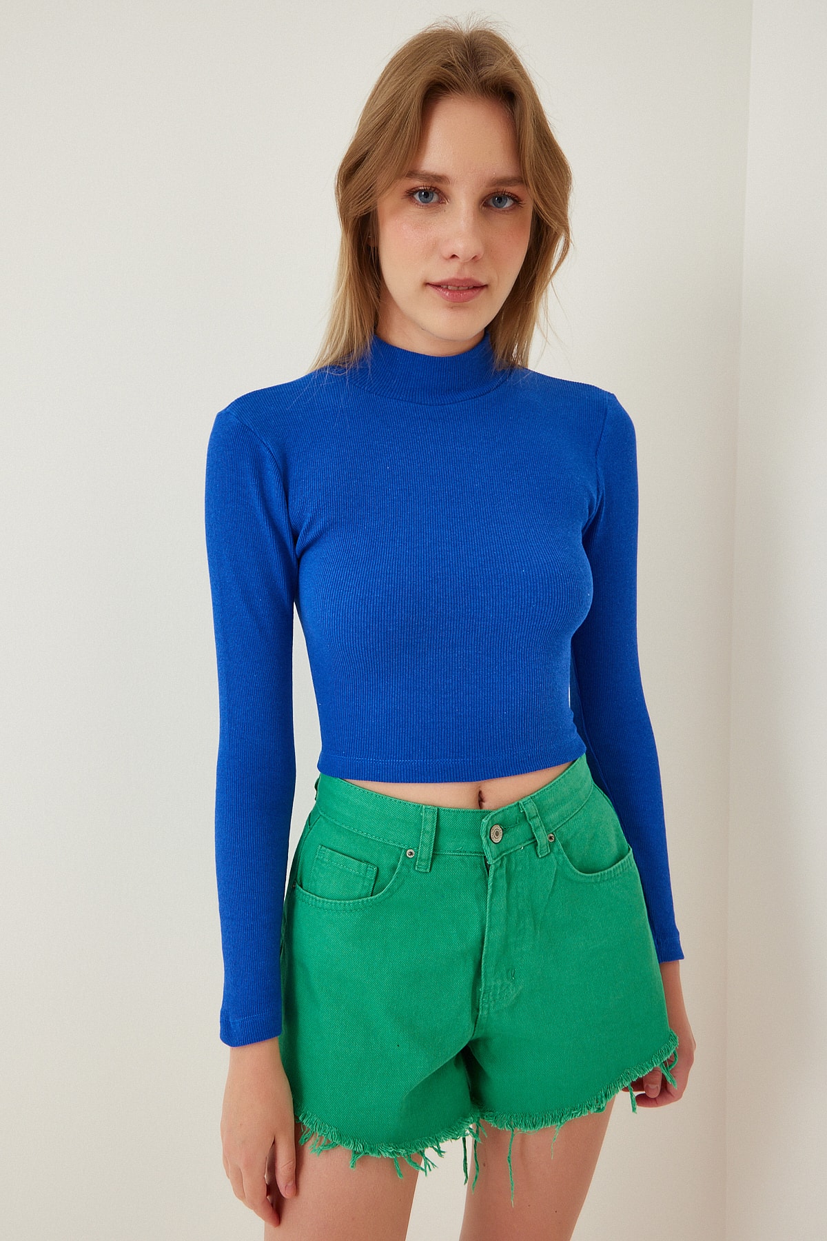 Levně Happiness İstanbul Women's Vivid Blue Ribbed Turtleneck Crop Knitted Blouse