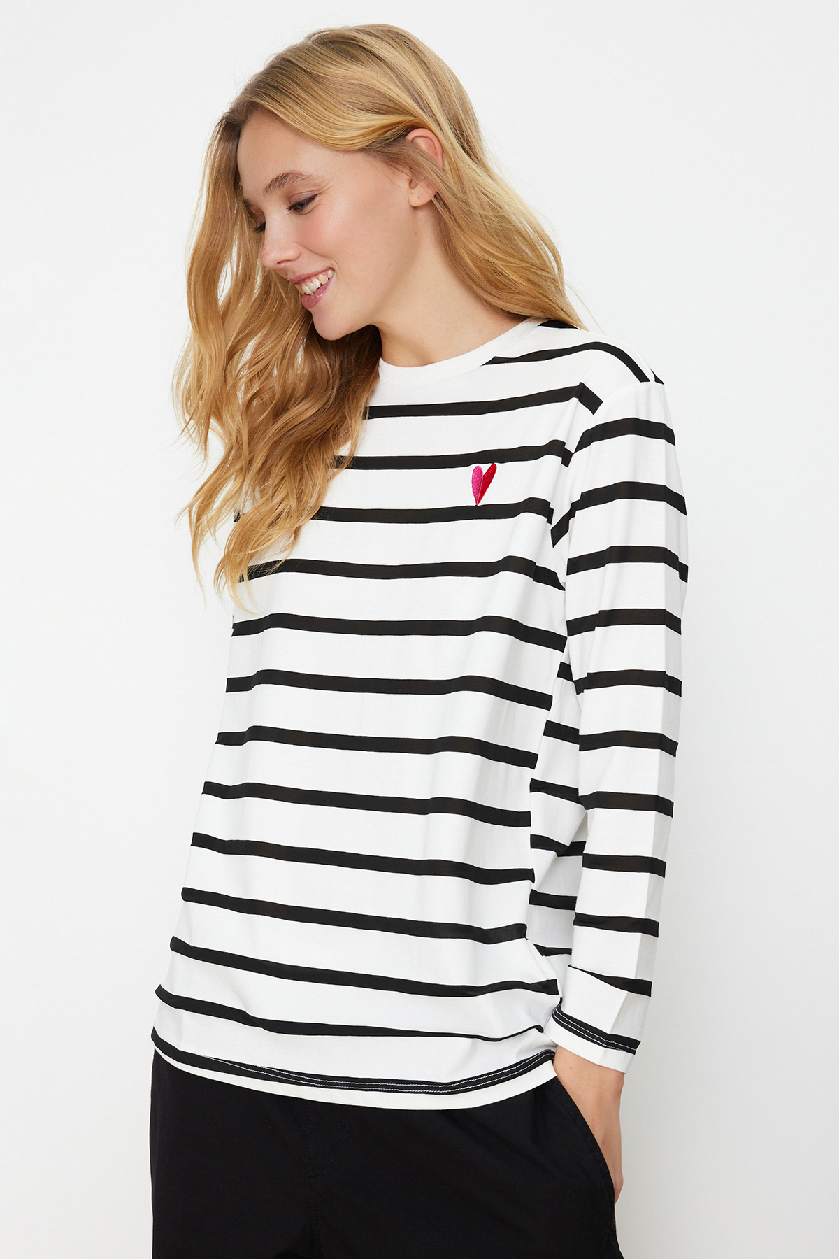 Levně Trendyol White Single Jersey Striped Heart Embroidered Long Sleeve Knitted Tunic T-shirt