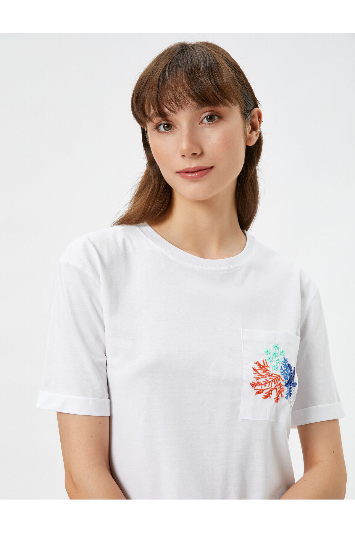 Levně Koton Şahika Ercümen X Cotton - Embroidered Beaded Pocket T-Shirt