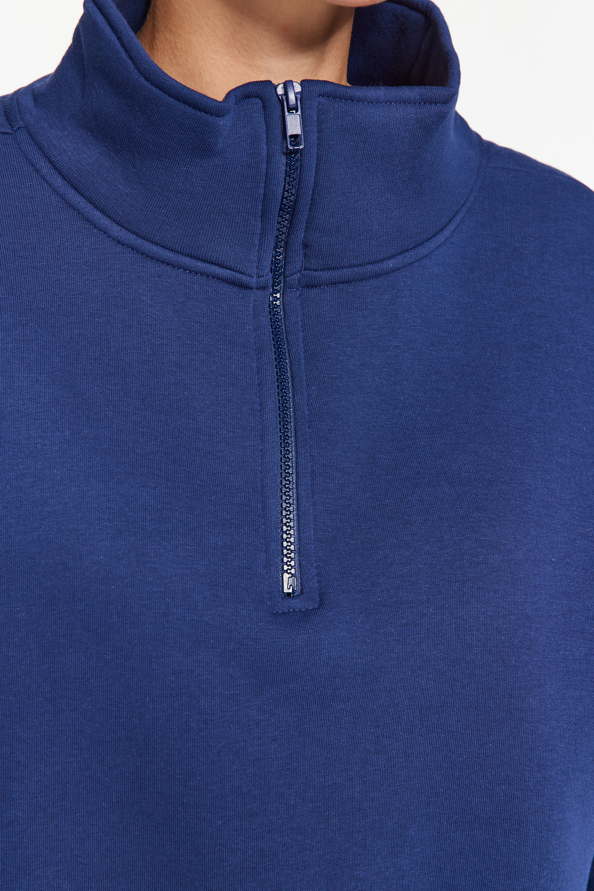 Levně Trendyol Navy Blue Comfortable Cut Crop Basic Zippered Stand-Up Collar Fleece Inside Knitted Sweatshirt