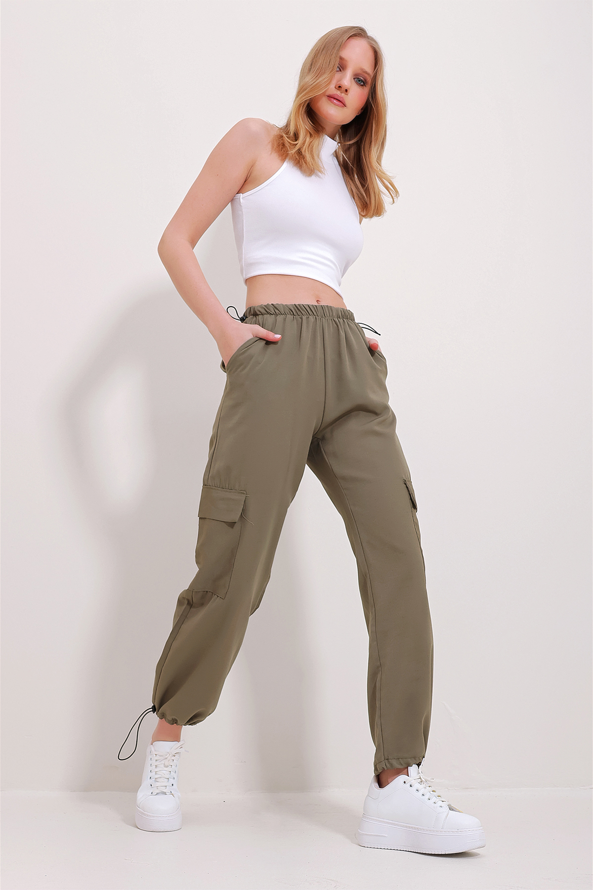 Trend Alaçatı Stili Women's Khaki Cargo Pocket Elastic Waist Jogging Trousers