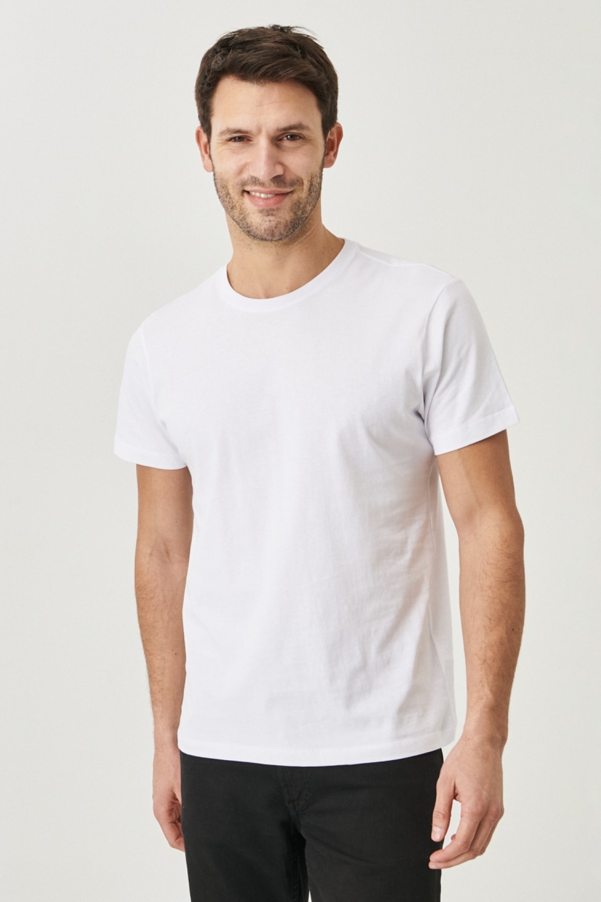 Levně AC&Co / Altınyıldız Classics Pánské bílé tričko s krátkým rukávem ze 100% bavlny Slim Fit Slim Fit s klasickým výstřihem.