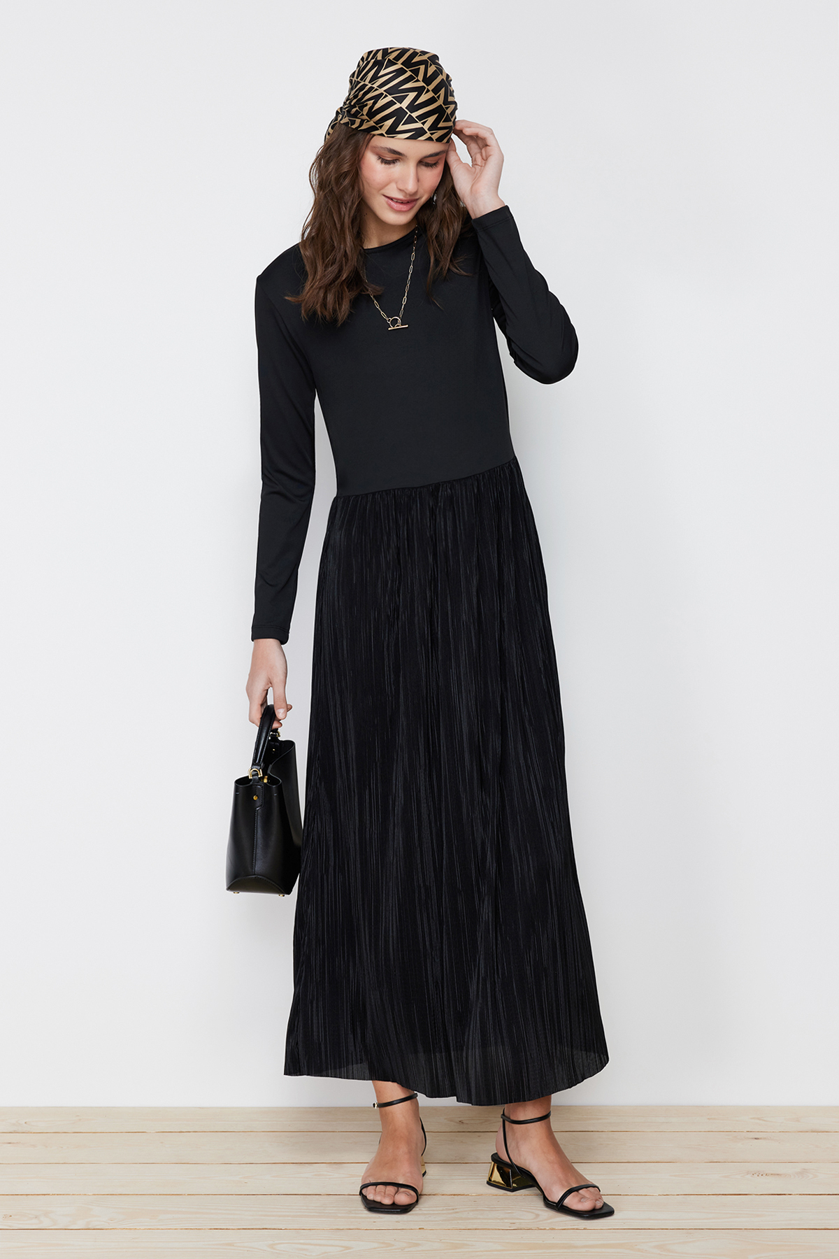 Levně Trendyol Black Skirt Pleated Knitted Dress