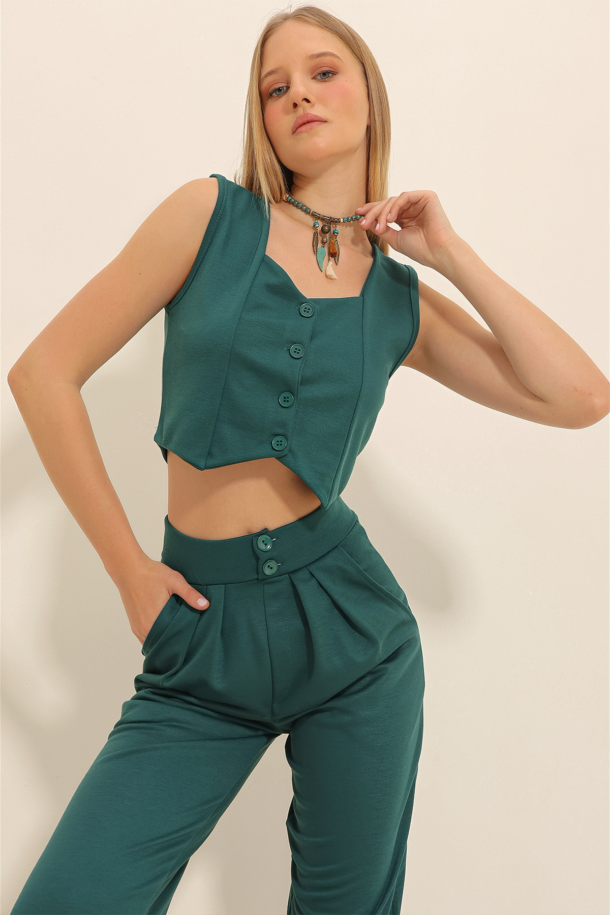 Levně Trend Alaçatı Stili Women's Walnut Green Sweetheart Collar Buttoned Crop Vest