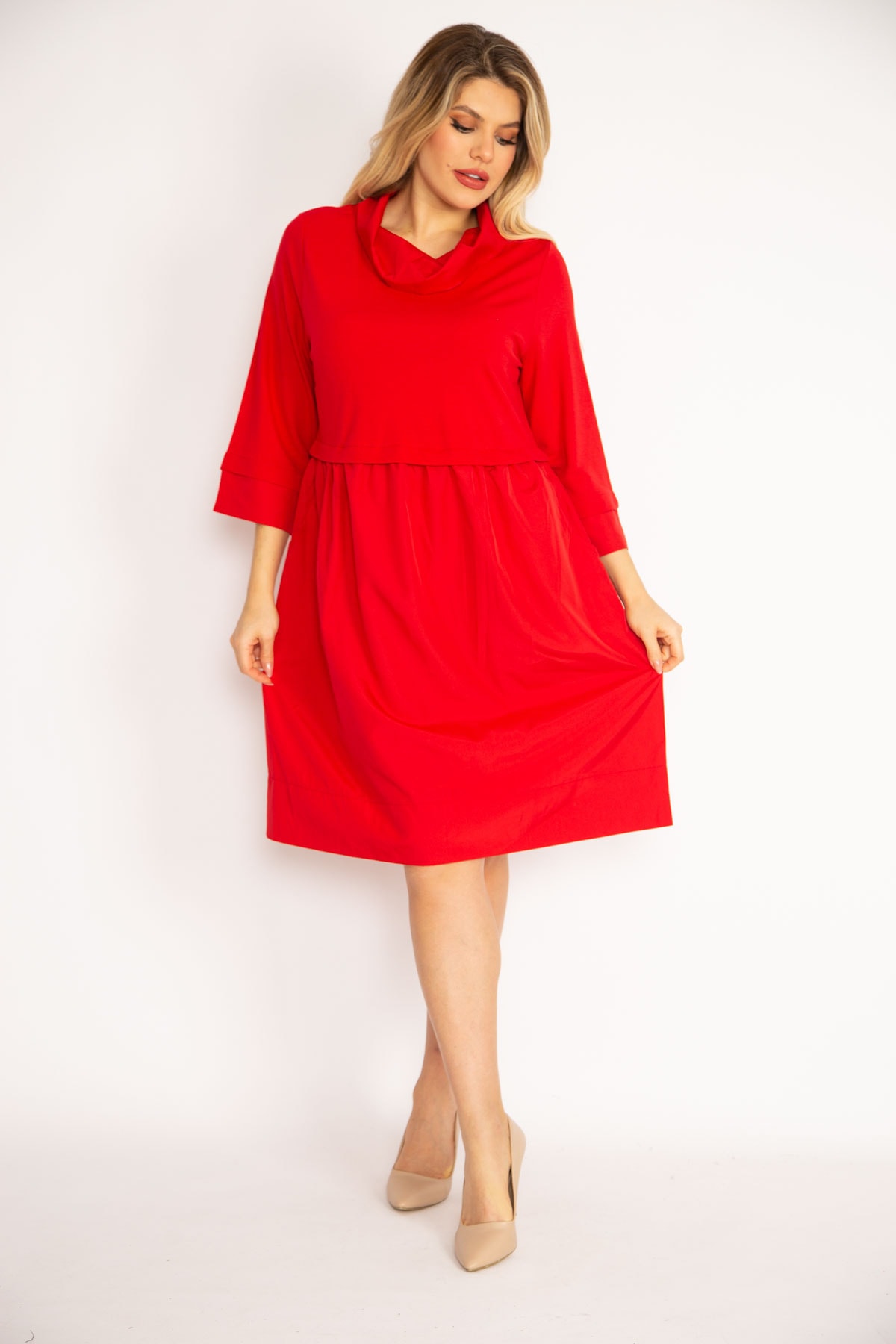 Levně Şans Women's Plus Size Red Stand-Up Collar Skirt Part Collar And Sleeves Rolled Up, Fabric Dress