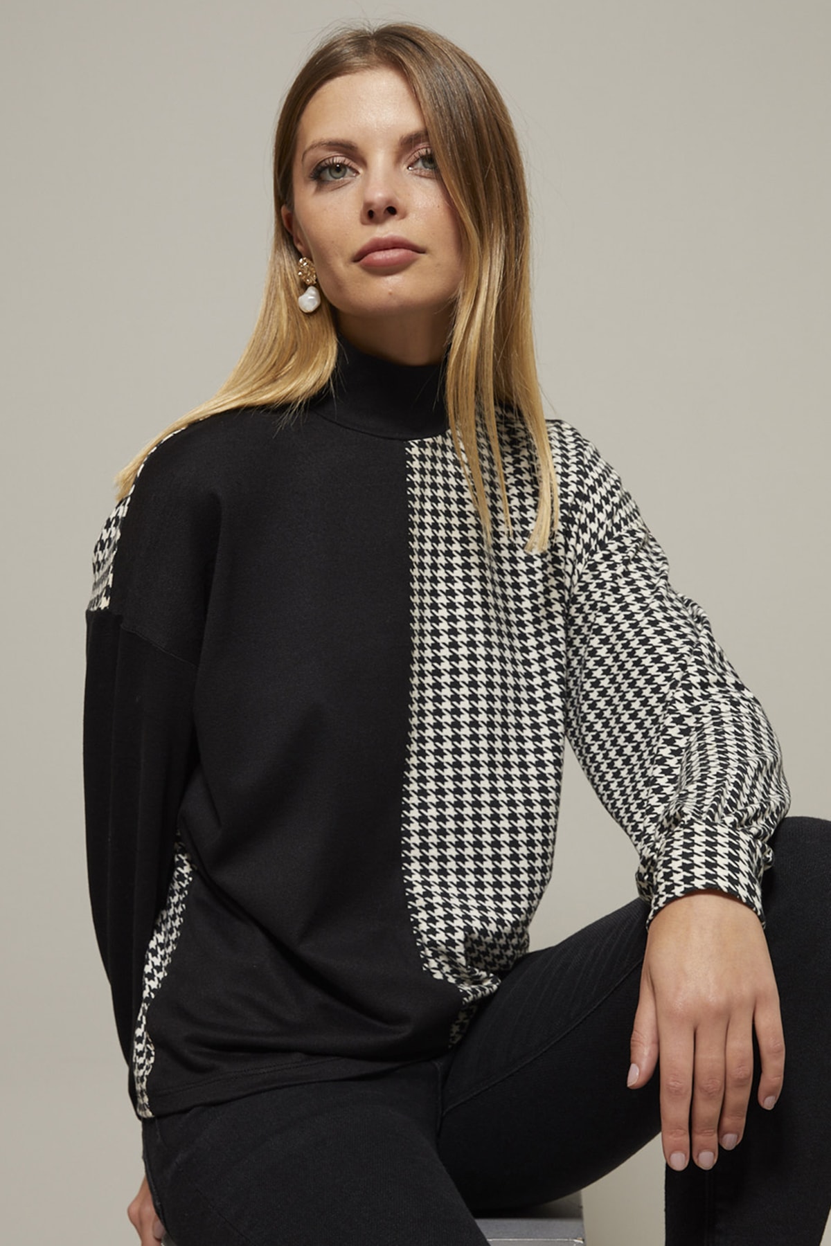 Cool & Sexy Women's Black and White Half Turtleneck Houndstooth Pattern Blouse