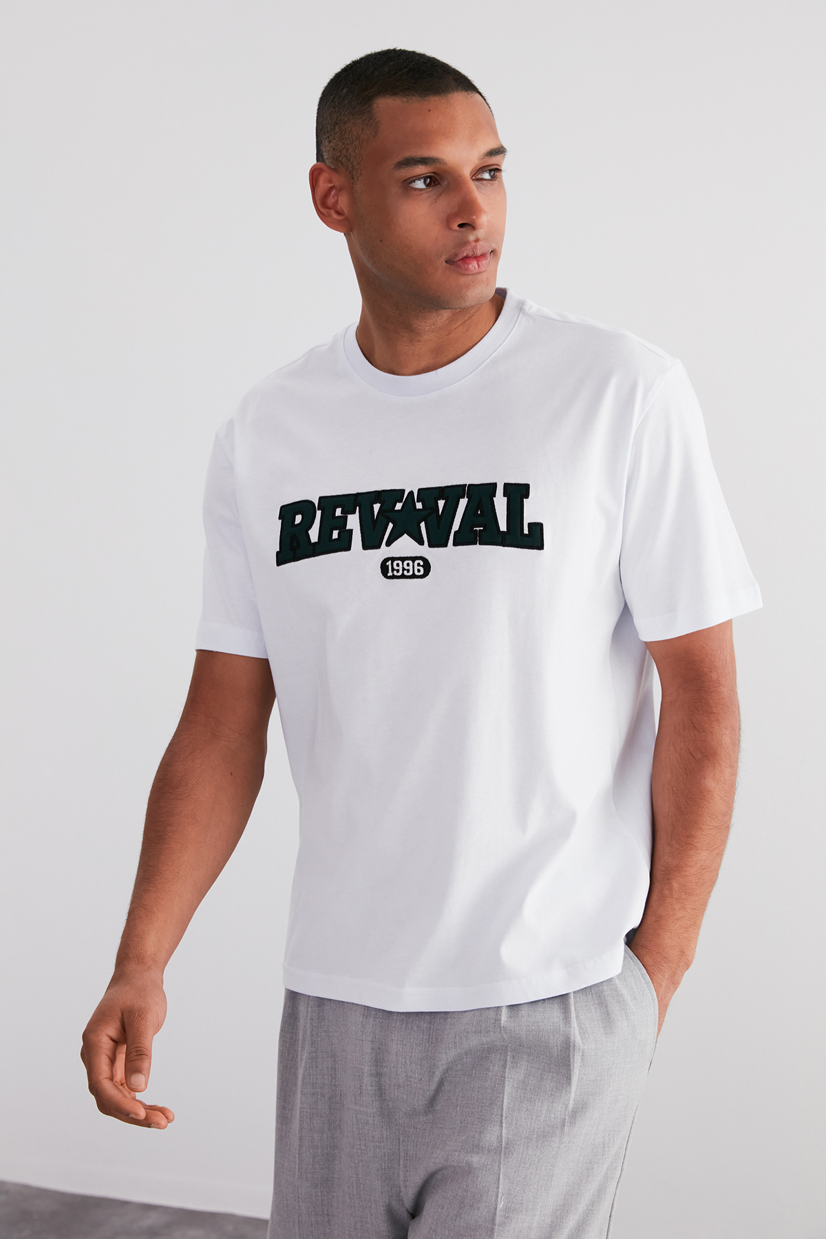 Levně Trendyol White Relaxed/Casual Fit Text Embroidery Appliqué 100% Cotton Short Sleeve T-Shirt