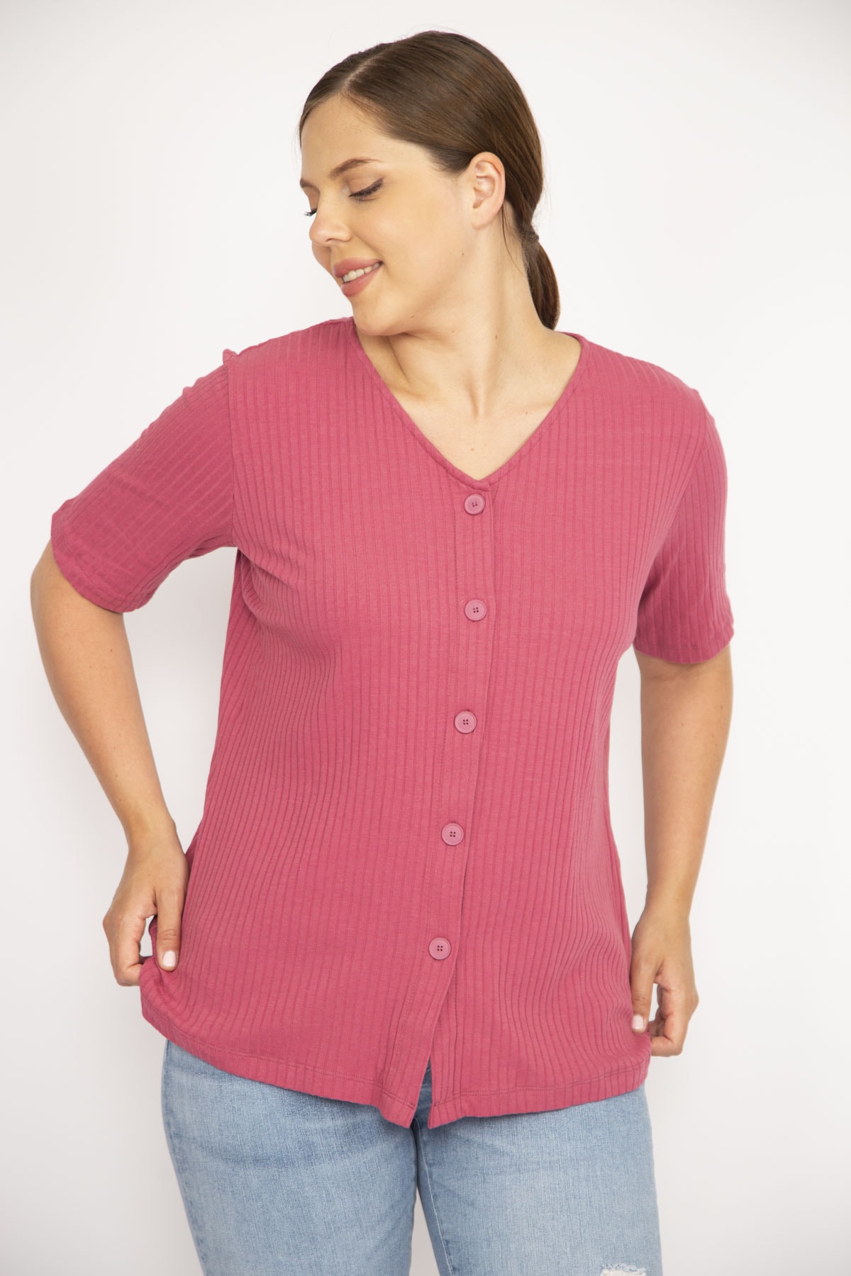 Levně Şans Women's Pomegranate Large Size V-neck Front Ornamental Buttoned Camisole Fabric Short Sleeve Blouse