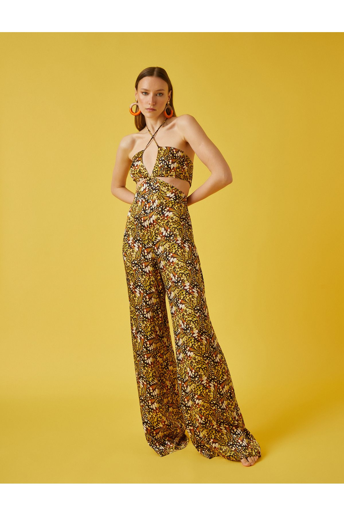 Salopetă cu imprimeu și decolteu