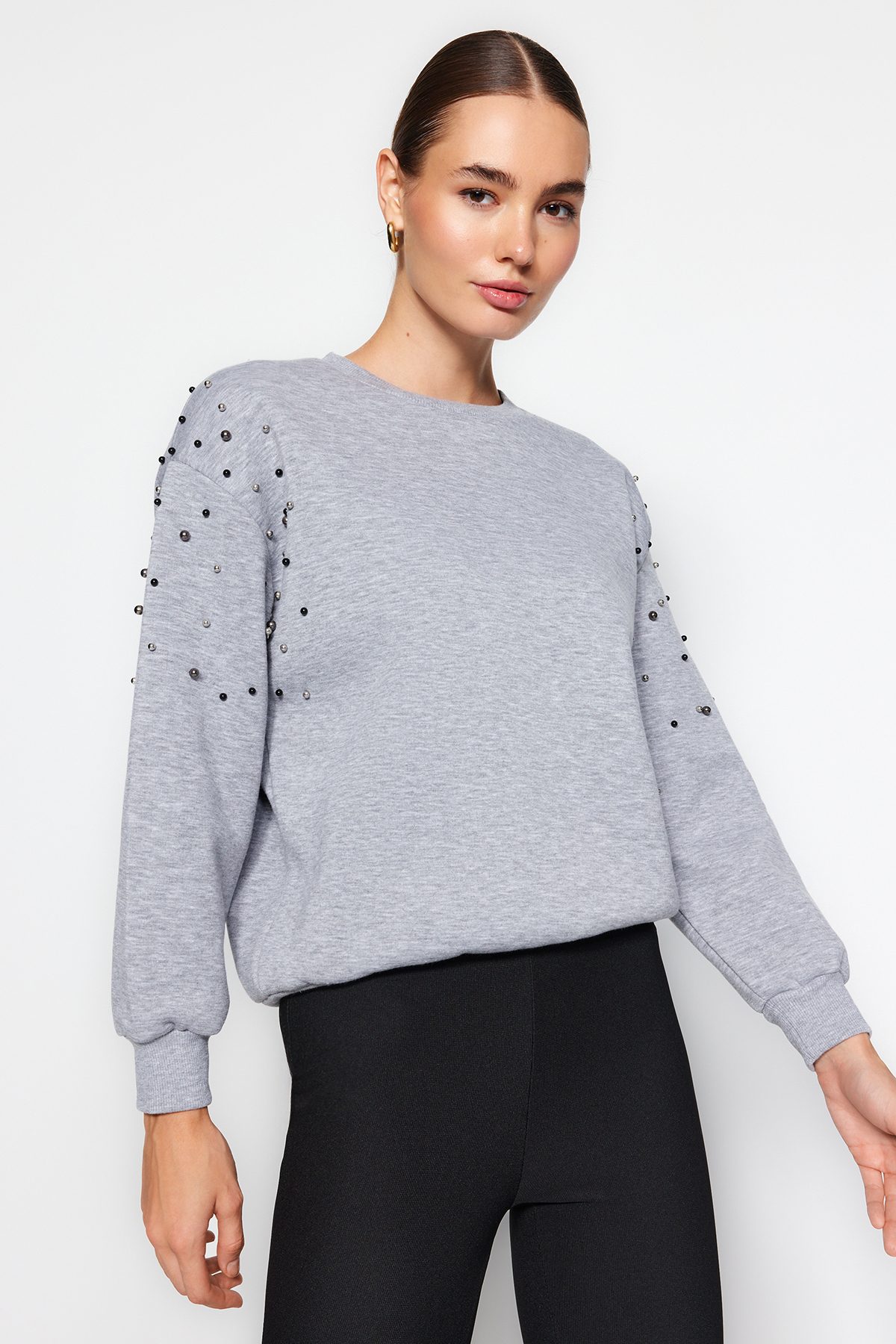 Levně Trendyol Gray Melange Pearl Detailed Regular Fit Low-Sleeve Knitted Sweatshirt with Fleece Inside