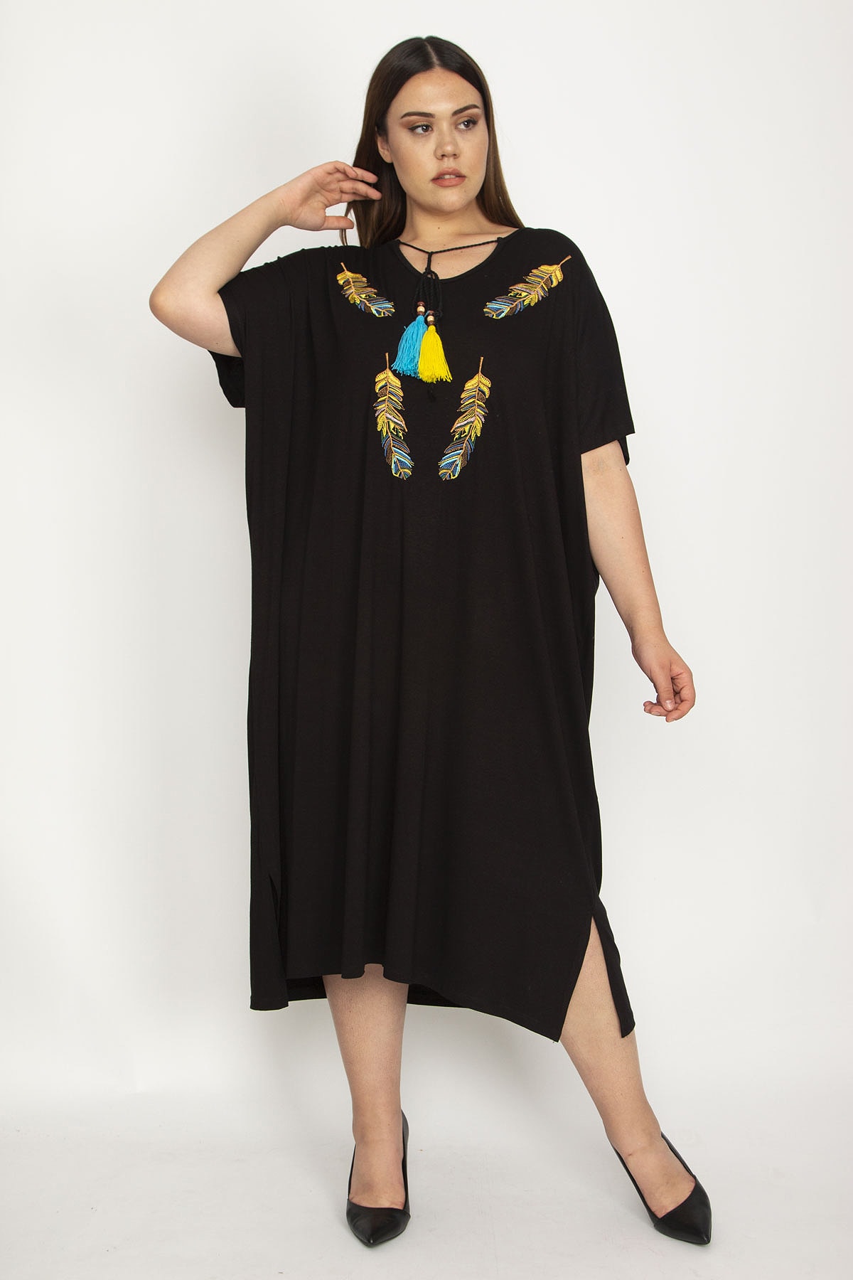 Levně Şans Women's Plus Size Black Dress with Embroidery Detail and Side Slits