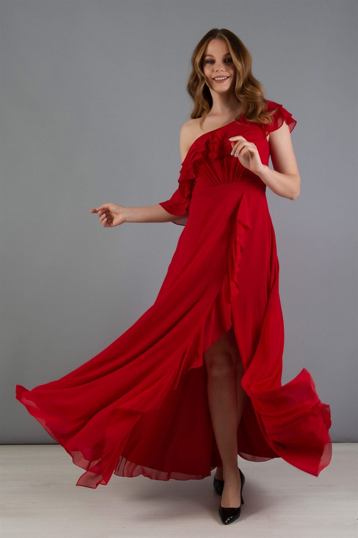 Levně Carmen Red Chiffon Ruffled Shoulder Slit Evening Dress