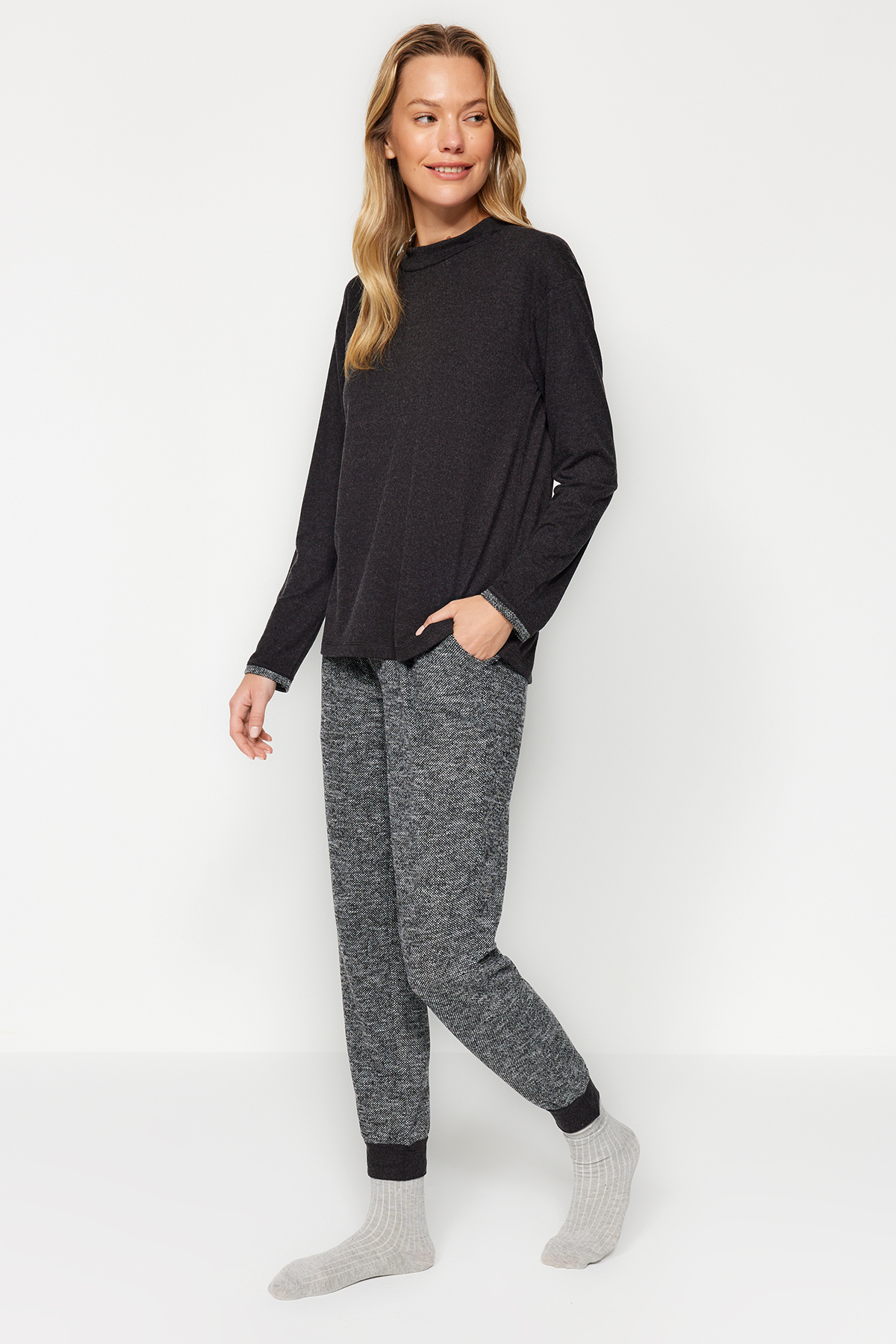 Levně Trendyol Black Cuff Detailed T-shirt-Jogger Knitted Pajamas Set