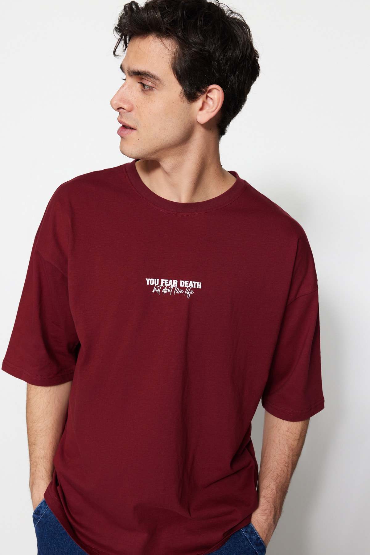 Levně Trendyol Burgundy Oversize/Wide-Fit 100% Cotton Minimal Text Printed T-Shirt