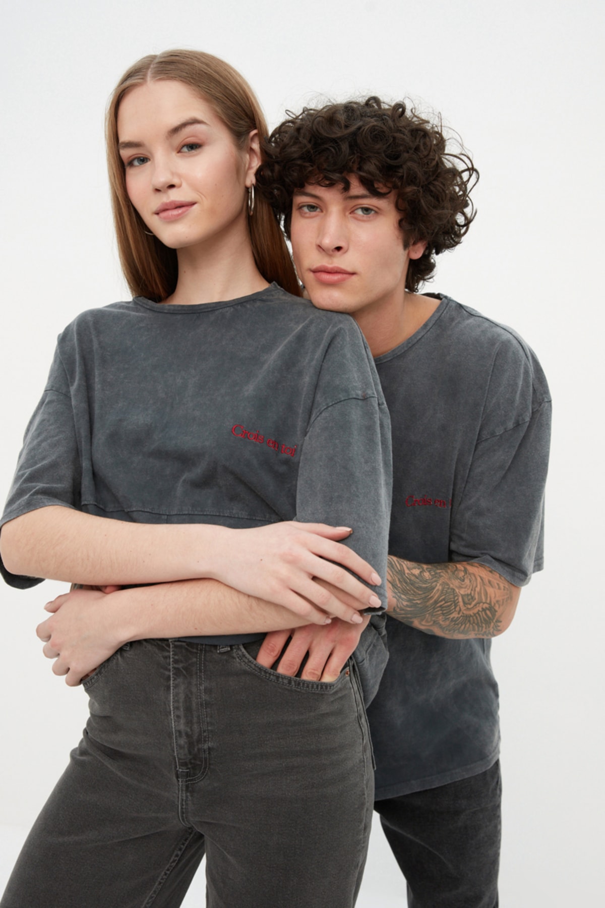 Levně Trendyol Unisex Oversize/Wide-Fit Wear/Faded Effect Embroidery 100% Cotton T-Shirt