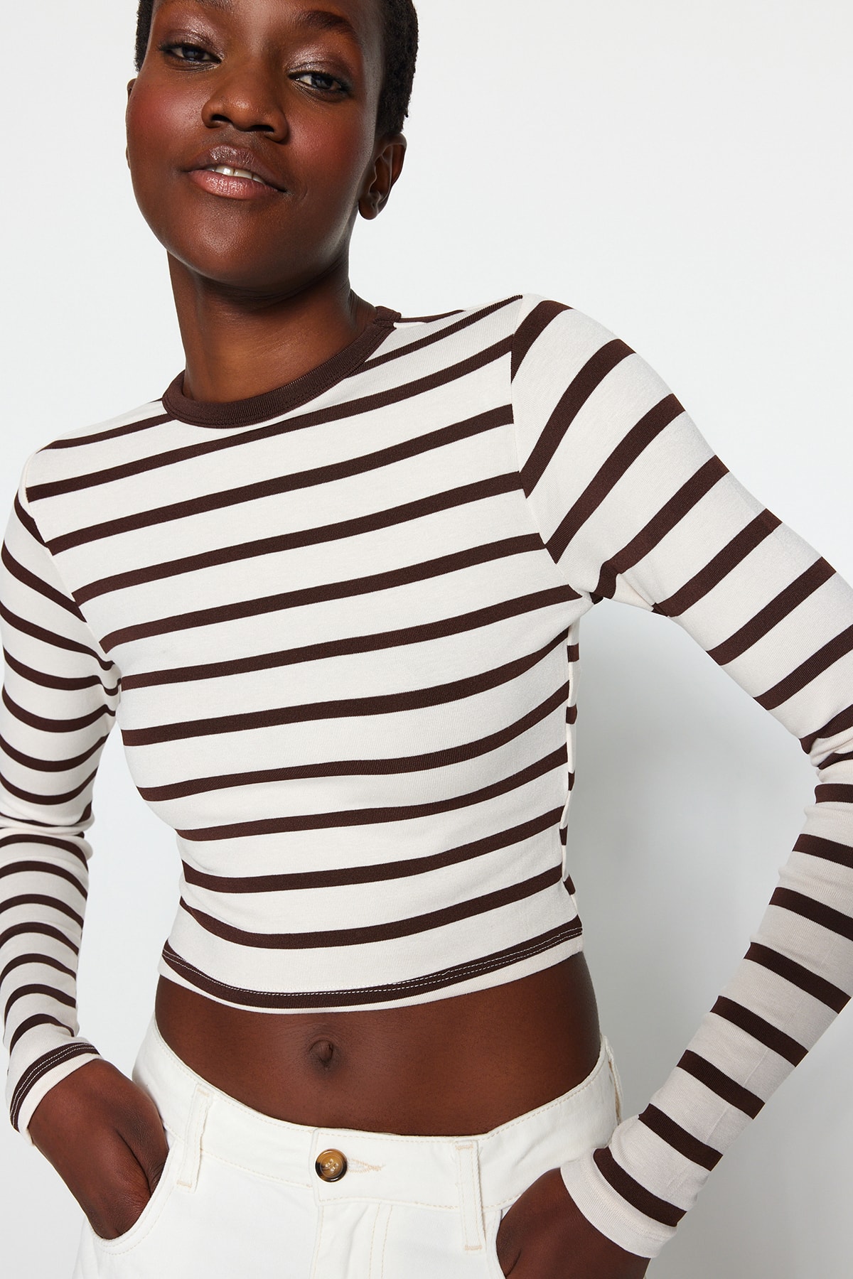 Levně Trendyol Brown Striped Premium Viscose Soft Fabric Fitted Crop Stretchy Knitted Blouse