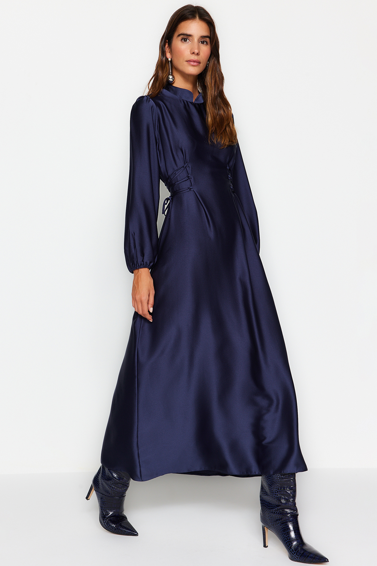 Trendyol modré večerné šaty so saténovými večernými šatami Brit Waist