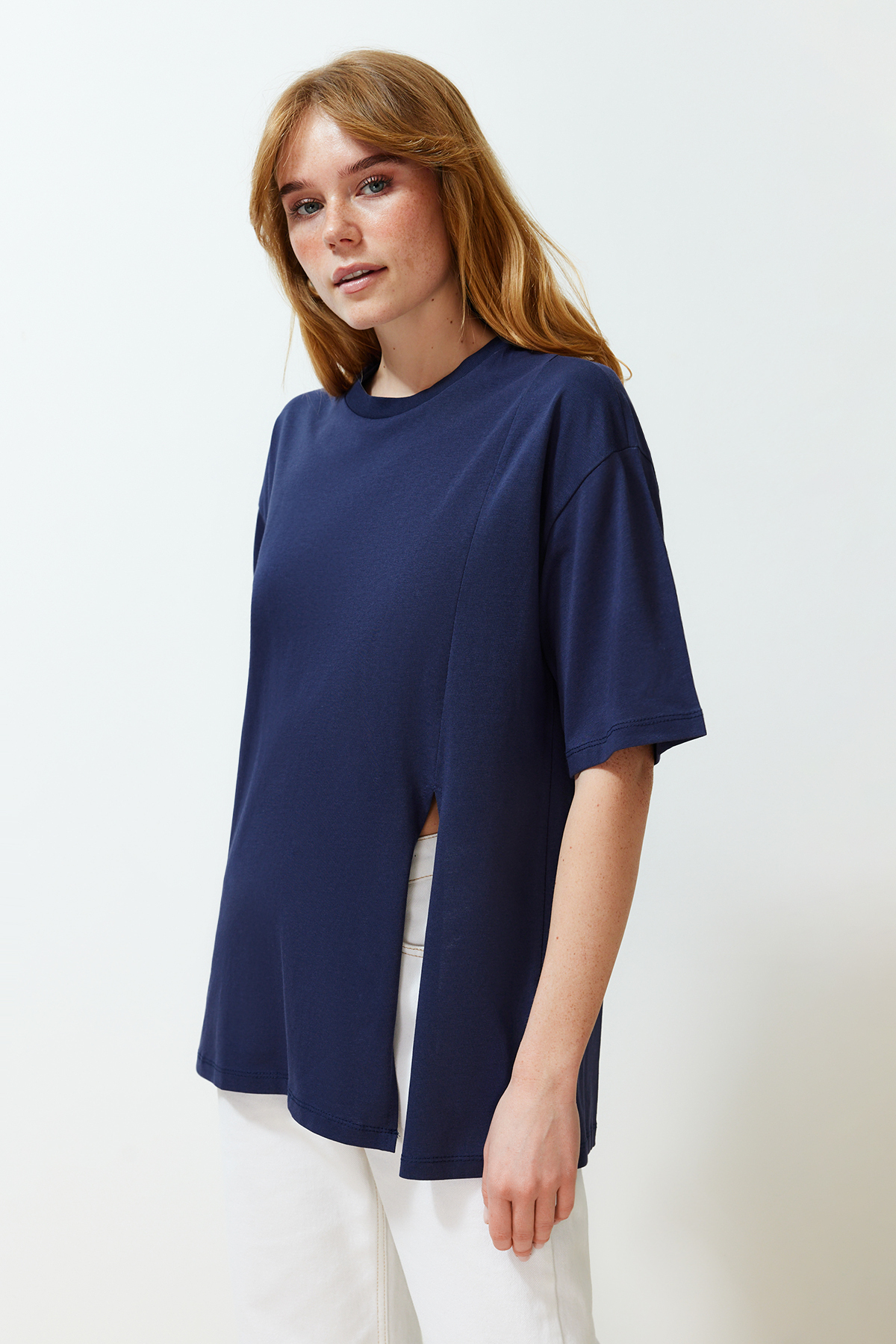 Levně Trendyol Navy Blue 100% Single Jersey Relaxed/Comfortable Fit Asymmetric Knitted T-Shirt