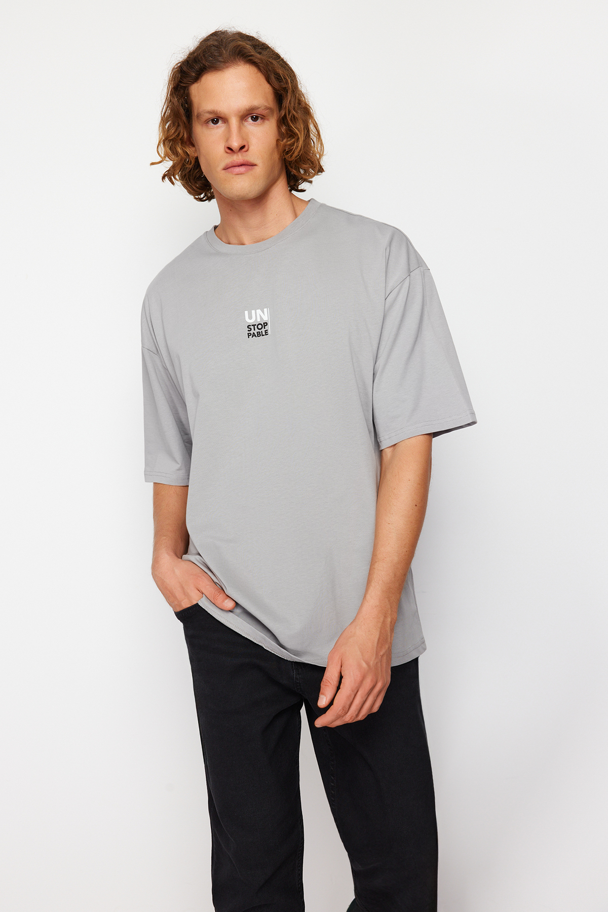 Levně Trendyol Gray Oversize/Wide Cut Text Printed Short Sleeve 100% Cotton T-Shirt