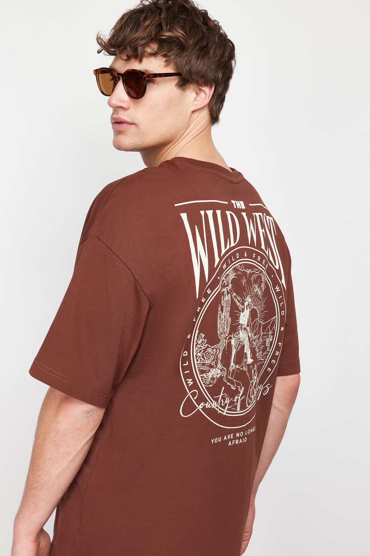Levně Trendyol Brown Oversize/Wide-Fit 100% Cotton Printed Back T-Shirt
