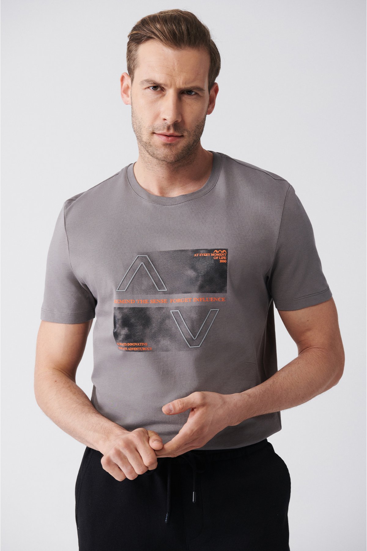 Levně Avva Men's Anthracite 100% Cotton Crew Neck Front Printed Standard Fit Regular Cut T-shirt