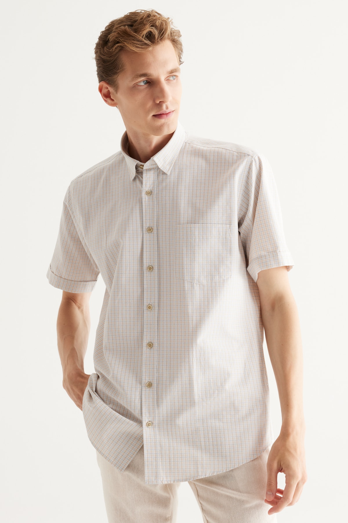 Levně ALTINYILDIZ CLASSICS Men's White-beige Comfort Fit Comfy Cut Buttoned Collar Check Short Sleeve Shirt.