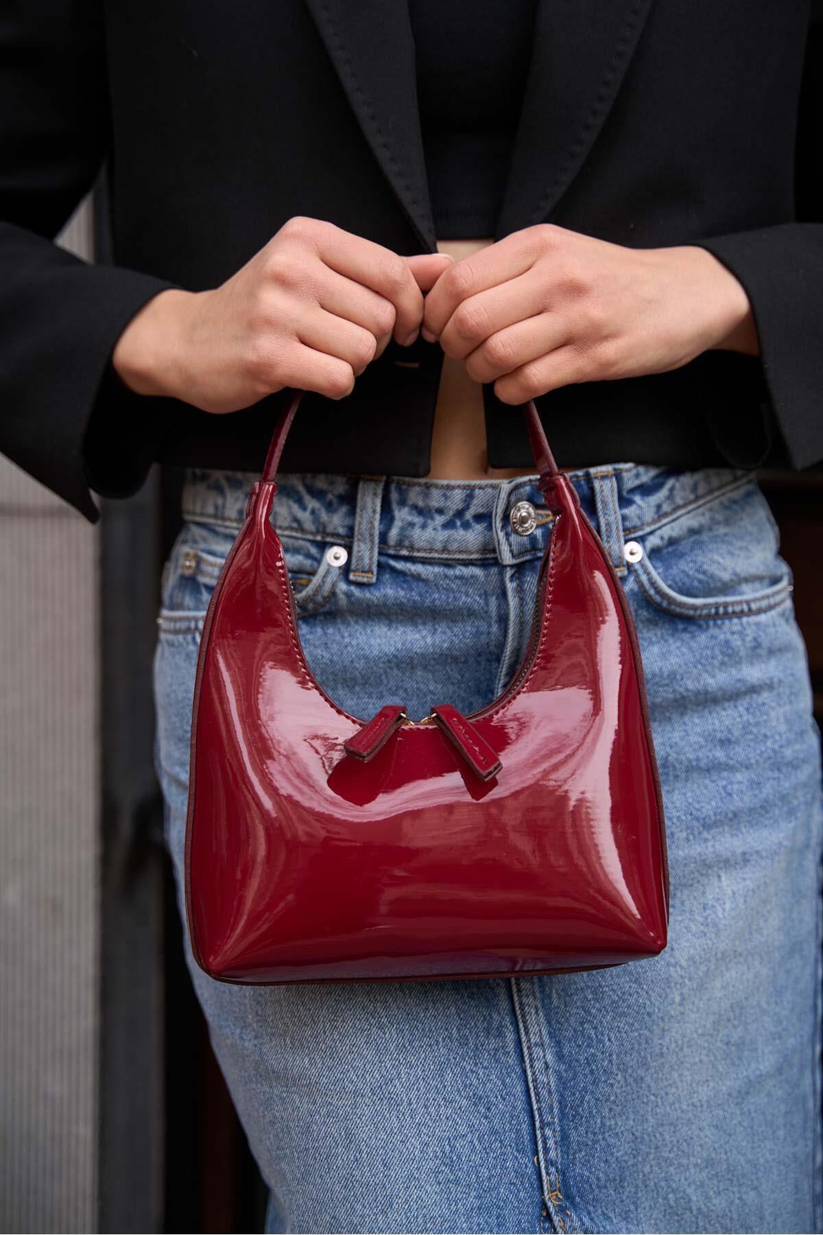 Levně Madamra Burgundy Patent Leather Women's Double Zippered Baguette Hand And Shoulder Bag
