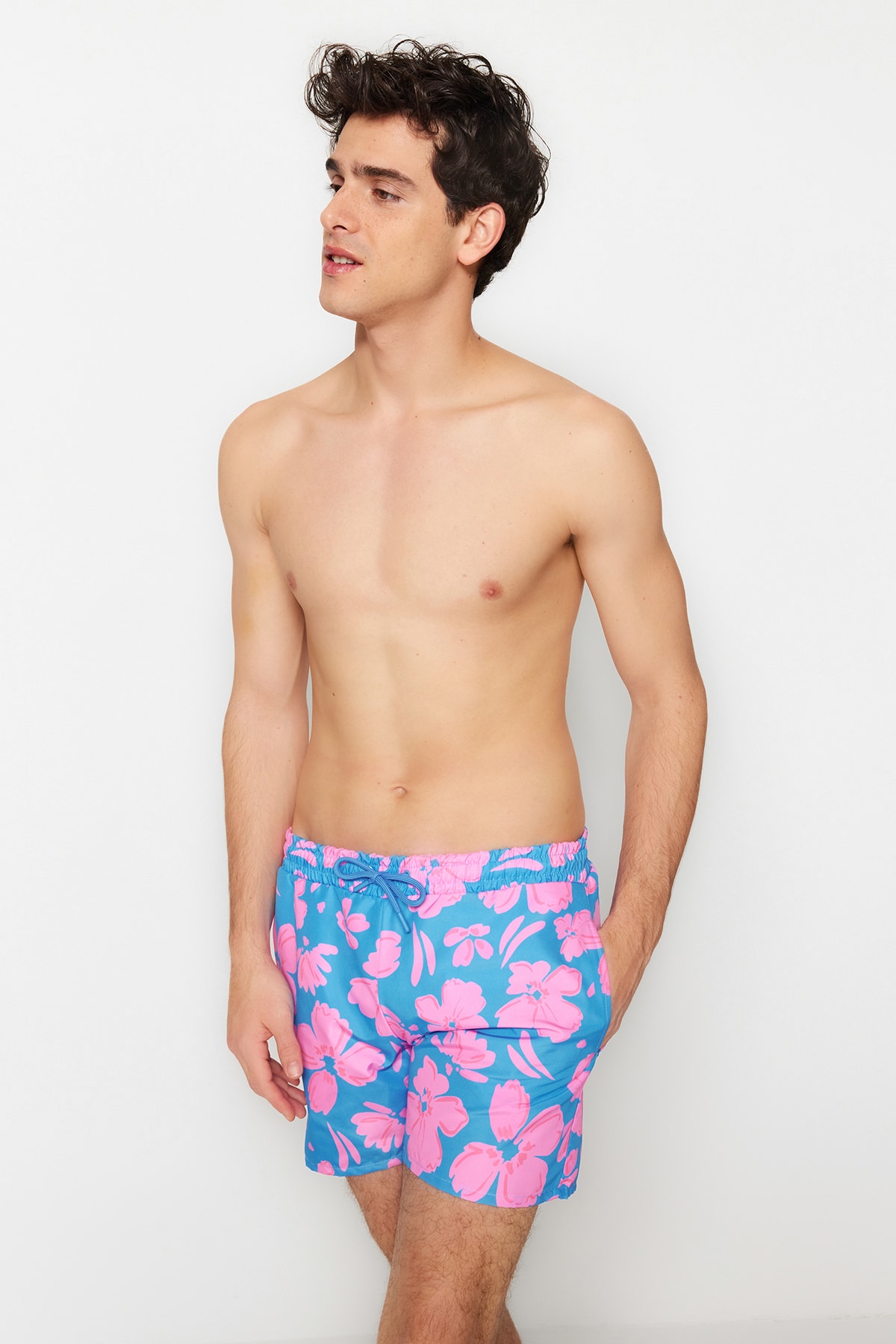 Levně Trendyol Blue Men's Standard Size Floral Print Swimwear Marine Shorts
