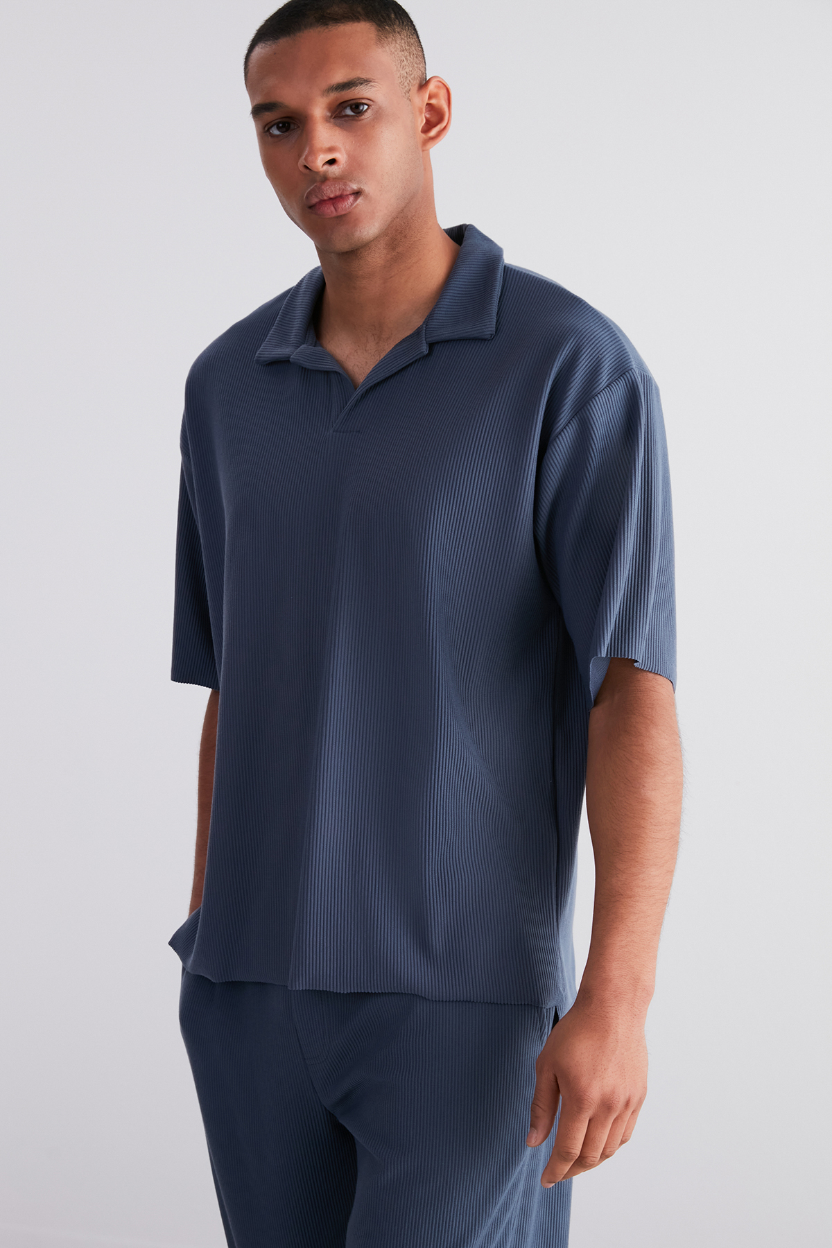 Levně Trendyol Indigo Limited Edition Oversize Textured Anti-Wrinkle Ottoman Polo Neck T-Shirt