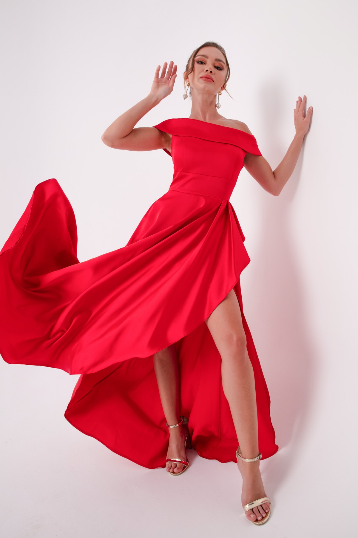 Levně Lafaba Dámské červené saténové večerní šaty a plesové šaty s červeným výstřihem