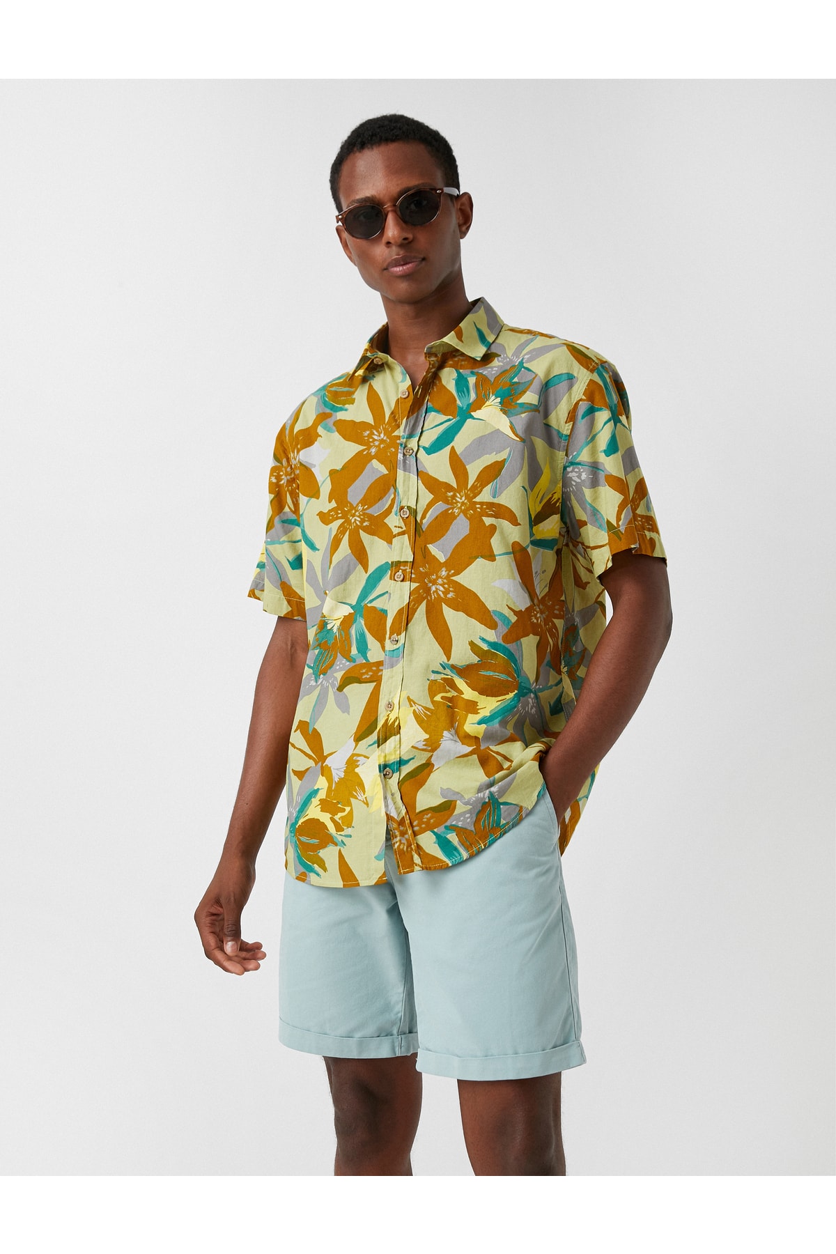 Koton Shorts - Grün - Normal Waist