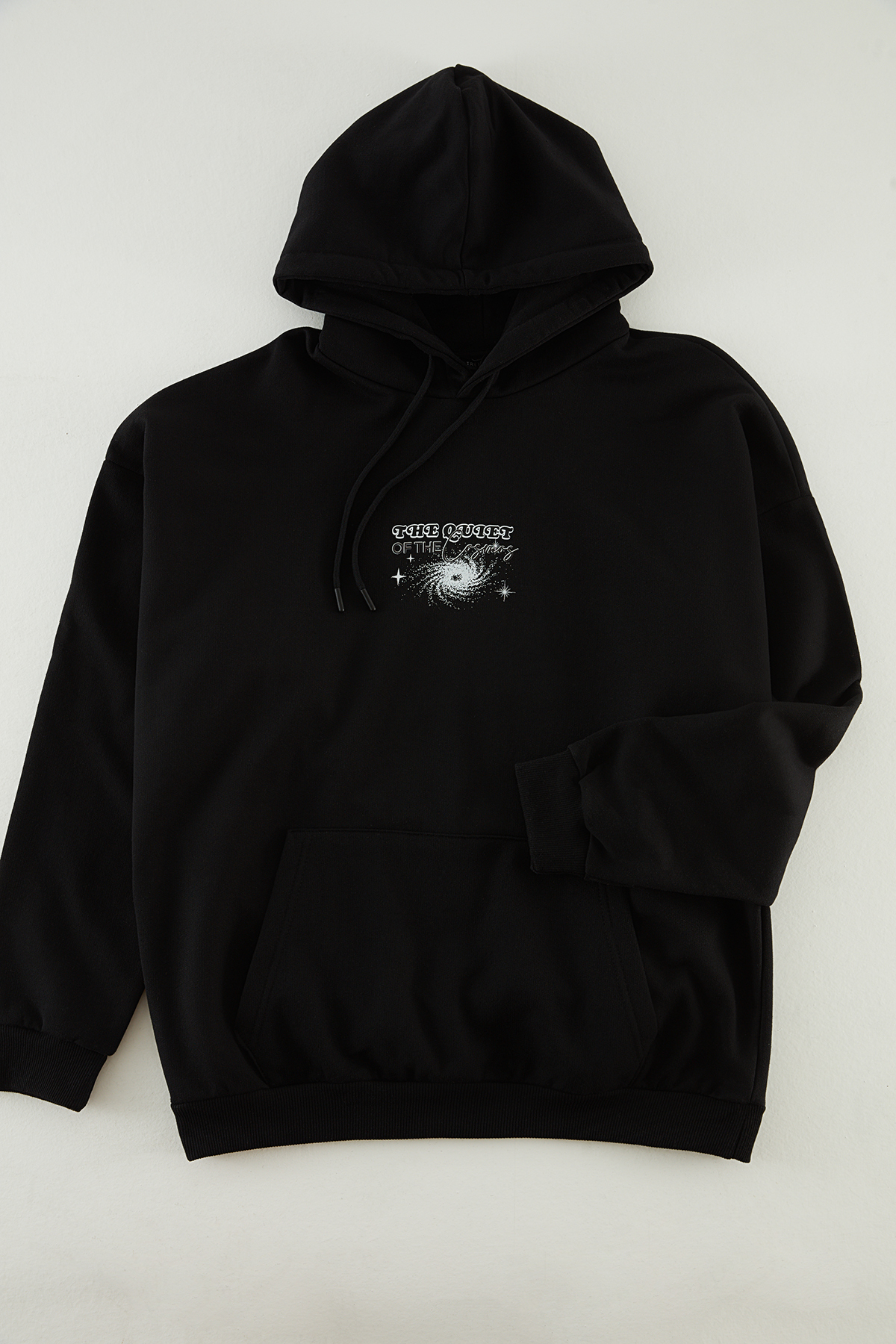 Levně Trendyol Black Oversize/Wide Cut Hooded Fleece Inside Space Back Printed Sweatshirt