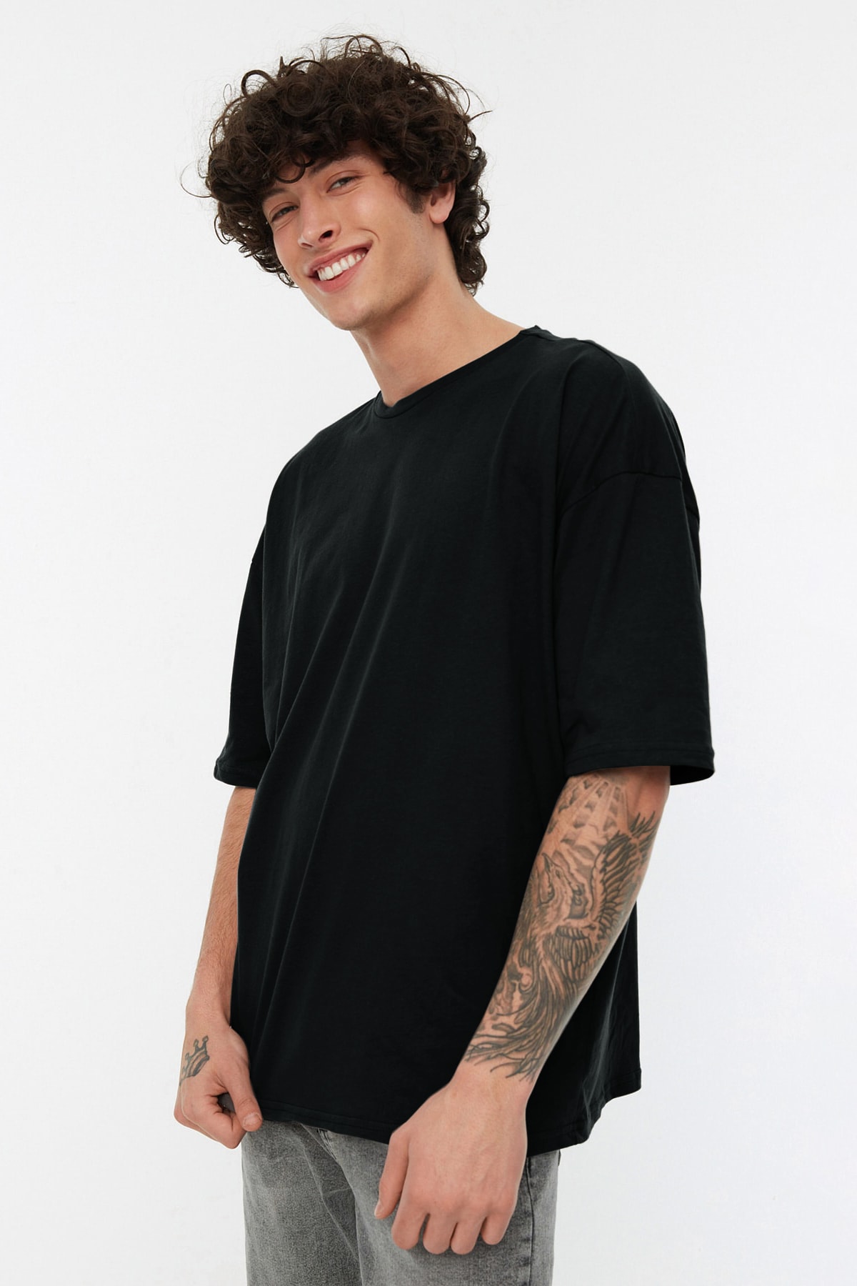 Trendyol Black pánske basic 100% bavlnené crew krk oversized tričko s krátkym rukávom.