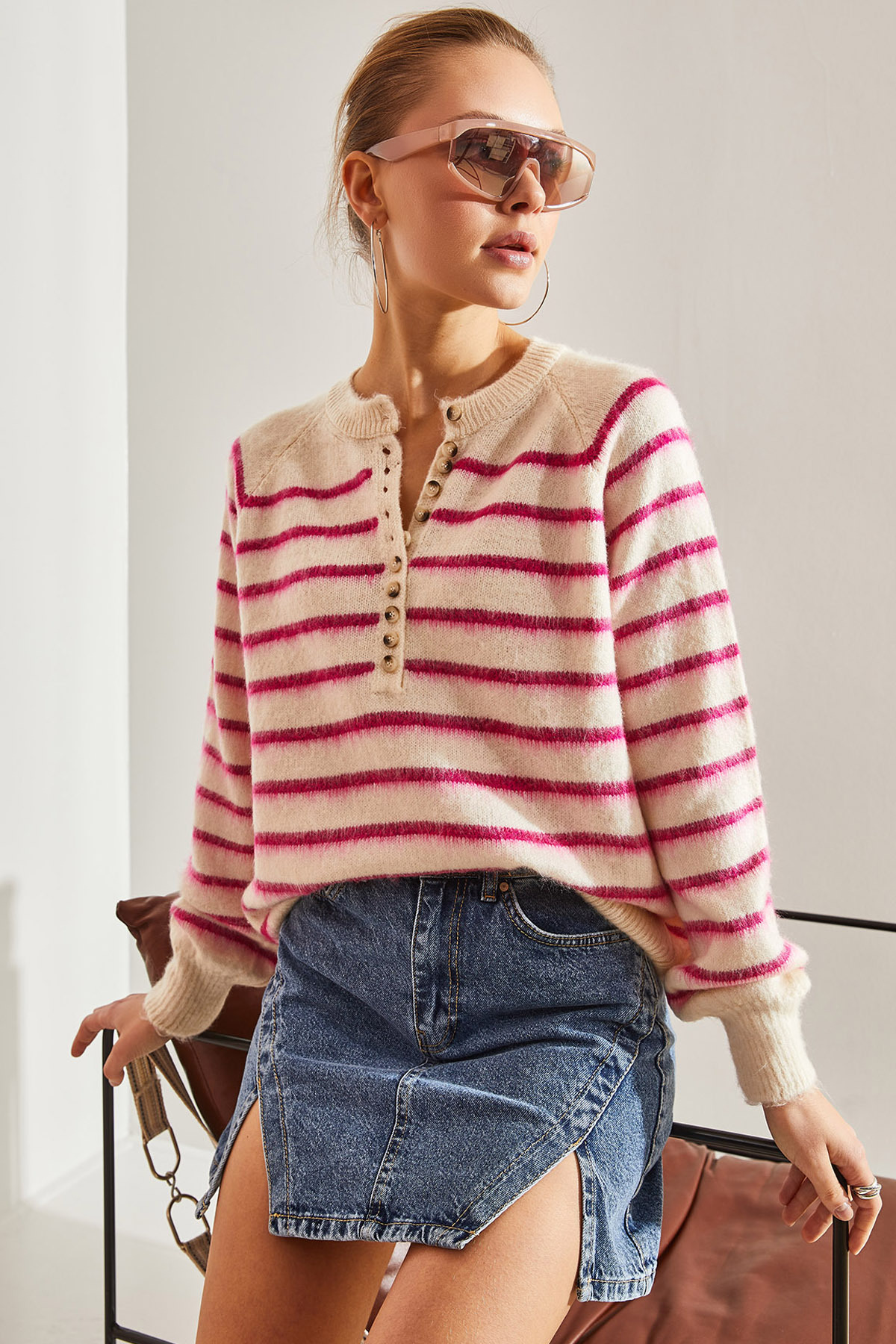 Levně Bianco Lucci Women's Rayon Striped 11-Button Knitwear Sweater