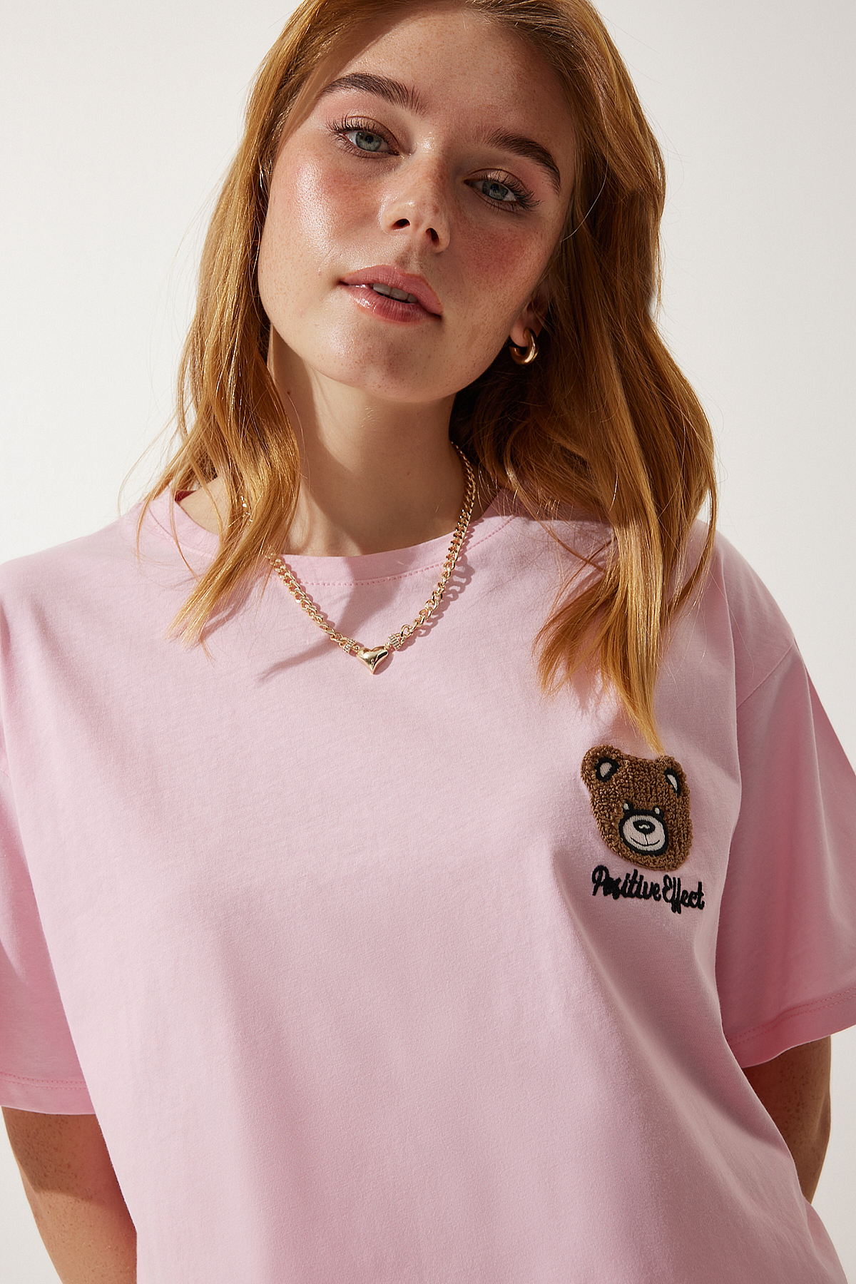 Levně Happiness İstanbul Women's Light Pink Teddy Bear Crest Crop Knitted T-Shirt
