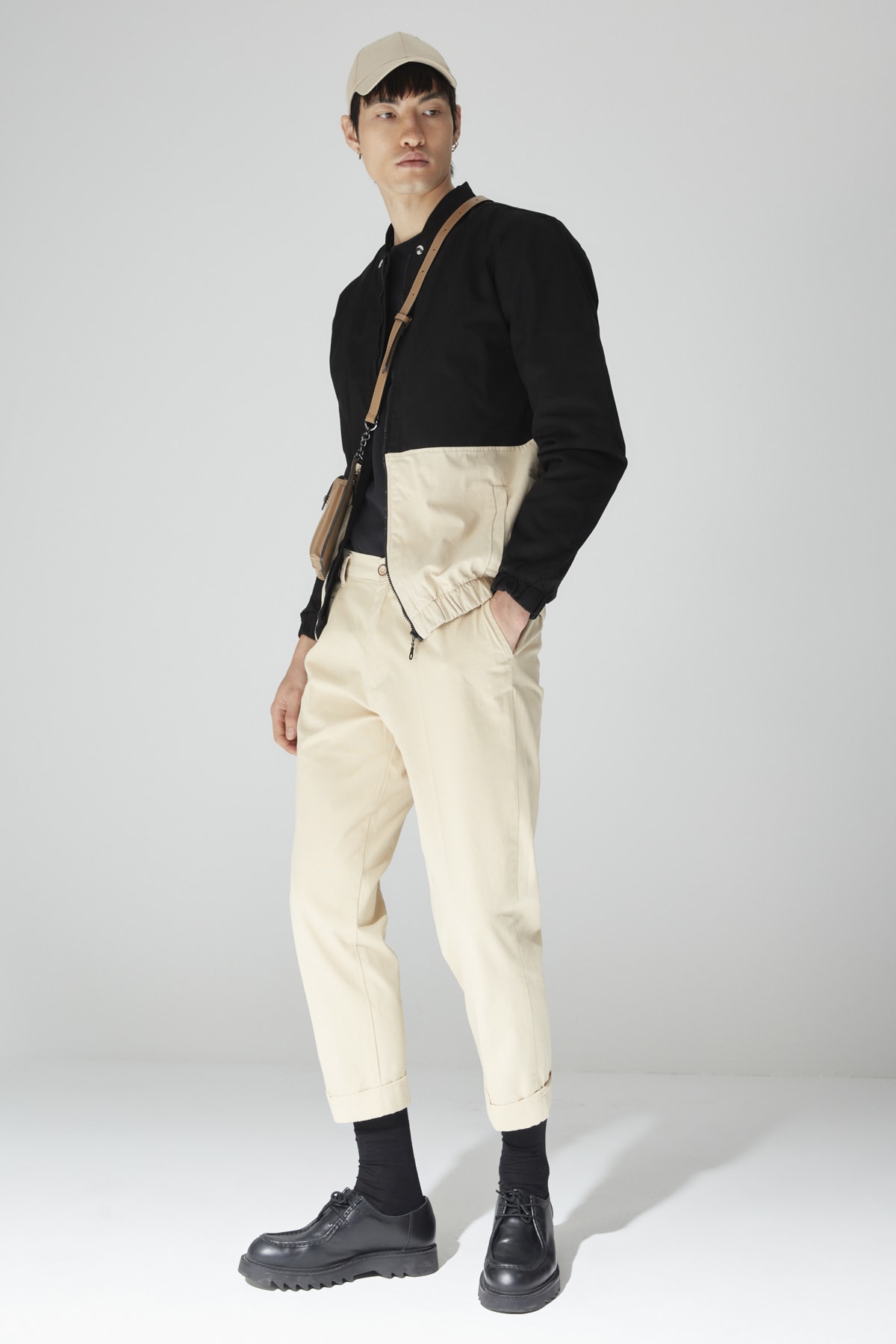 Levně Trendyol Limited Edition Beige Men's Essential Fit Belt Waisted Double Leg Pleated Trousers
